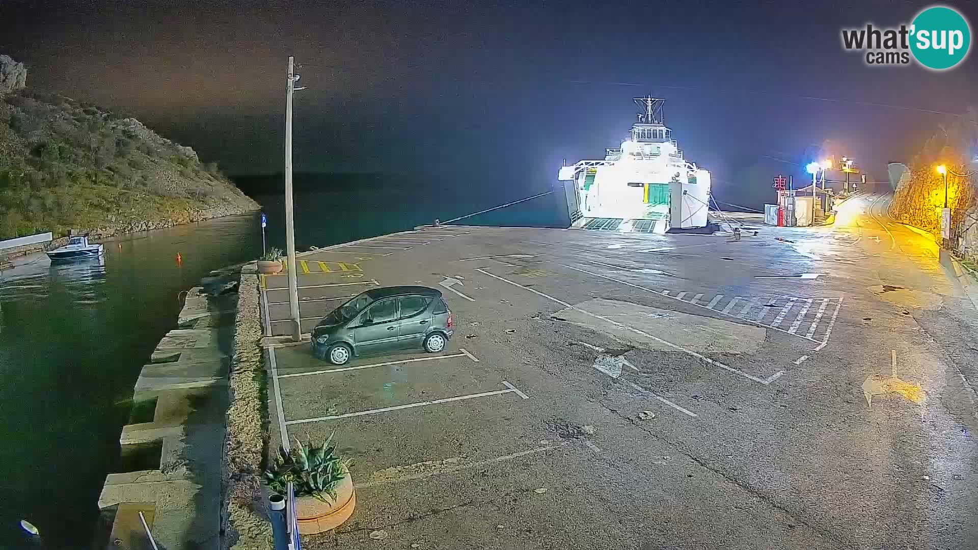 Spletna kamera trajektno pristanišče Prizna – proti otoku Pag