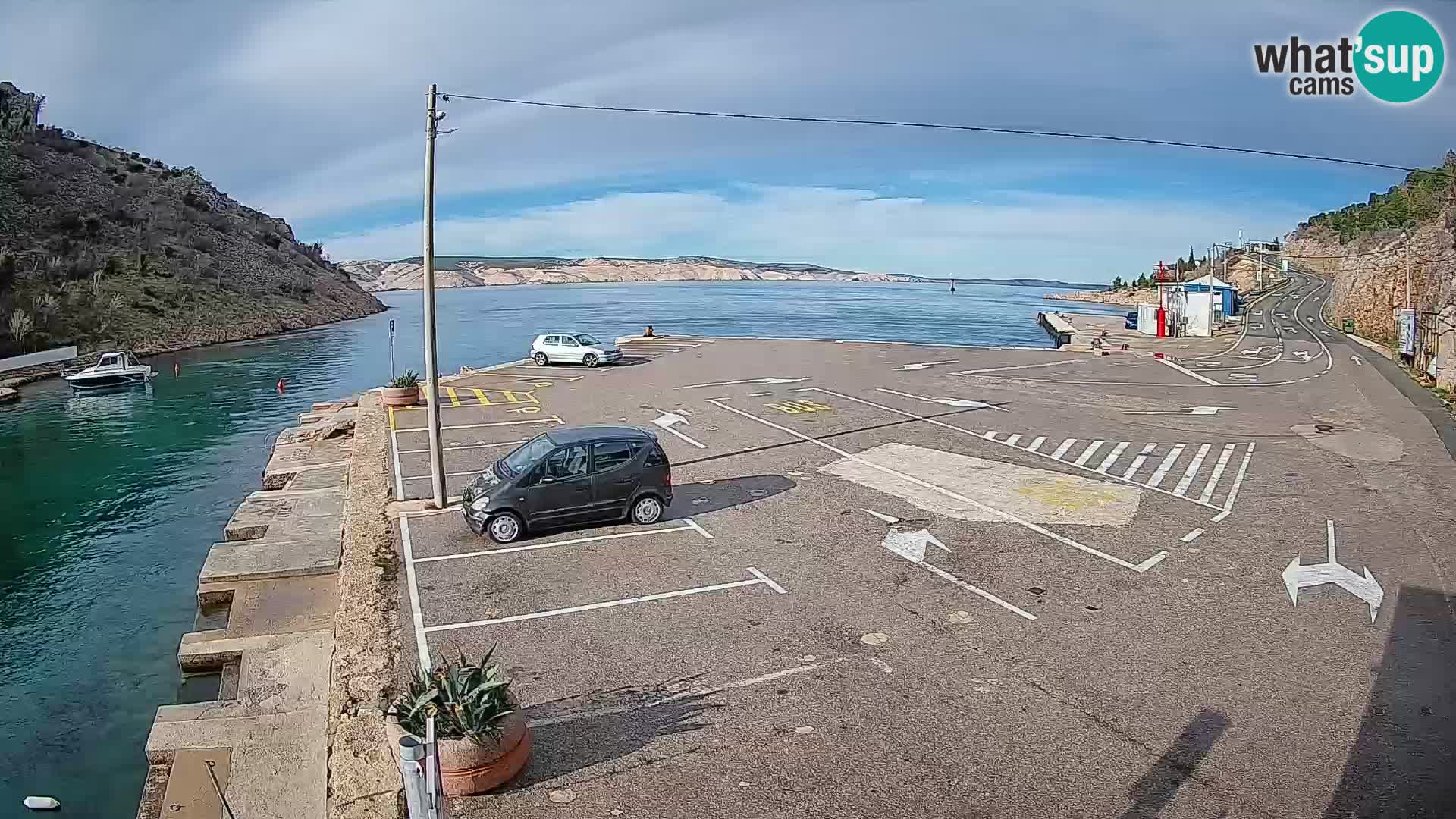 Spletna kamera trajektno pristanišče Prizna – proti otoku Pag