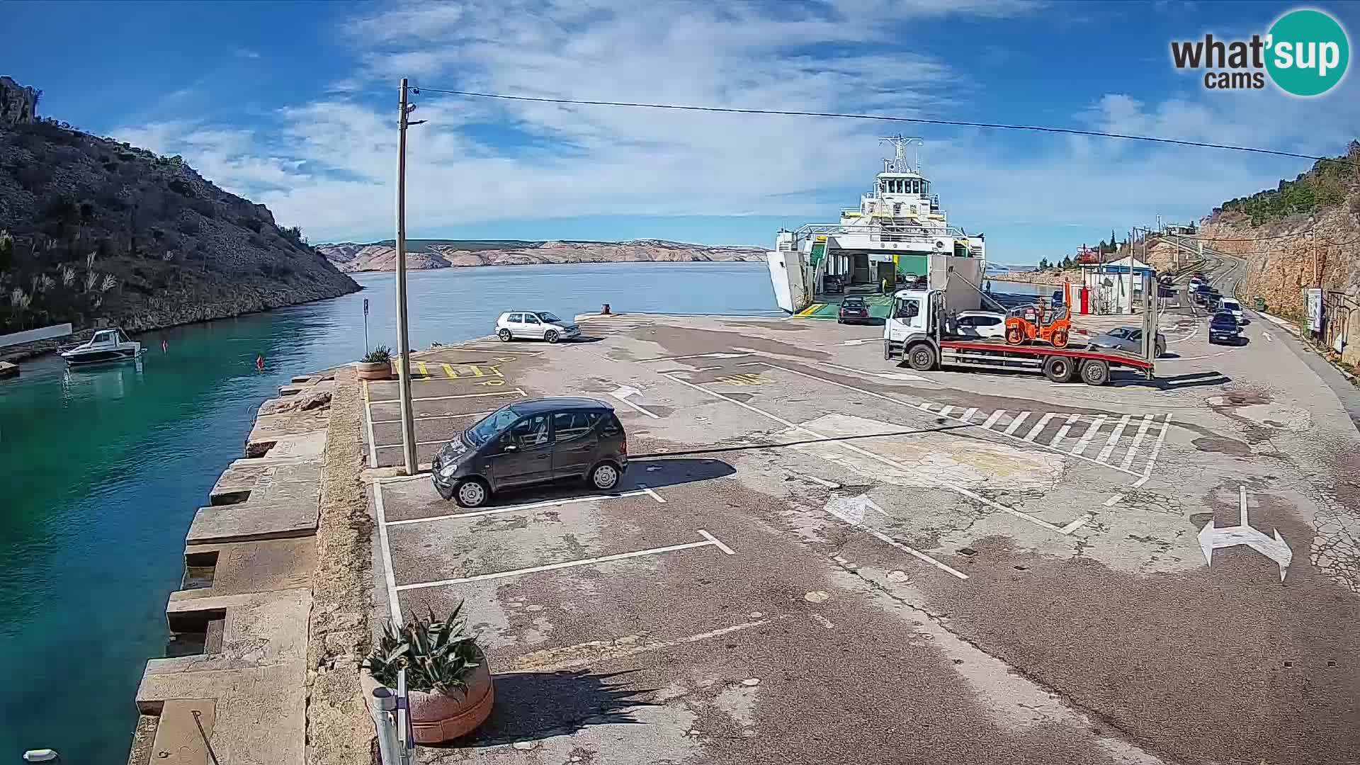 Spletna kamera trajektno pristanišče Prizna – proti otoku Pag