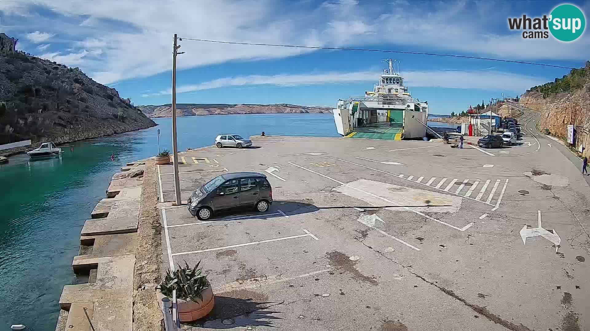 Spletna kamera trajektno pristanišče Prizna – proti otoku Pag