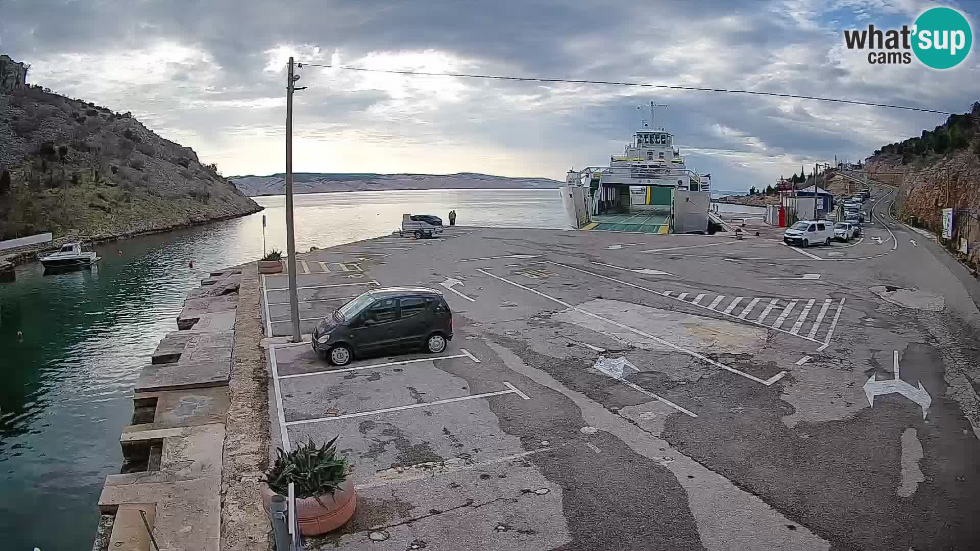 Spletna kamera trajektno pristanišče Prizna – proti otoku Pag