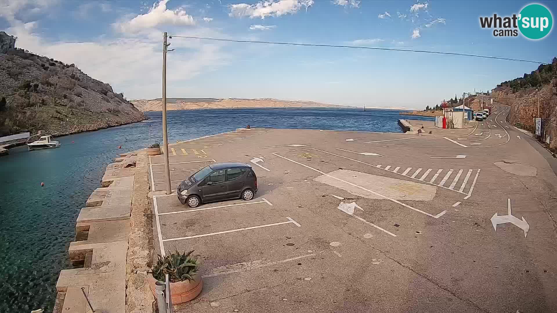 Spletna kamera trajektno pristanišče Prizna – proti otoku Pag