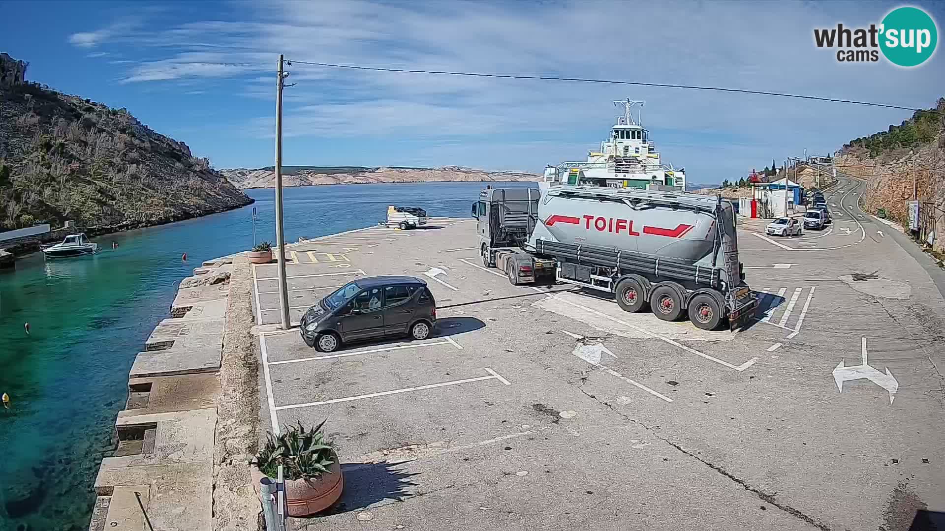 Spletna kamera trajektno pristanišče Prizna – proti otoku Pag