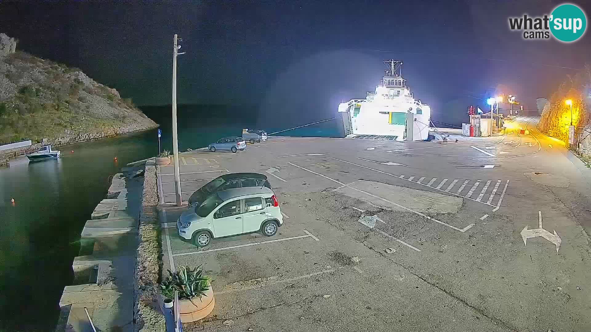 Spletna kamera trajektno pristanišče Prizna – proti otoku Pag