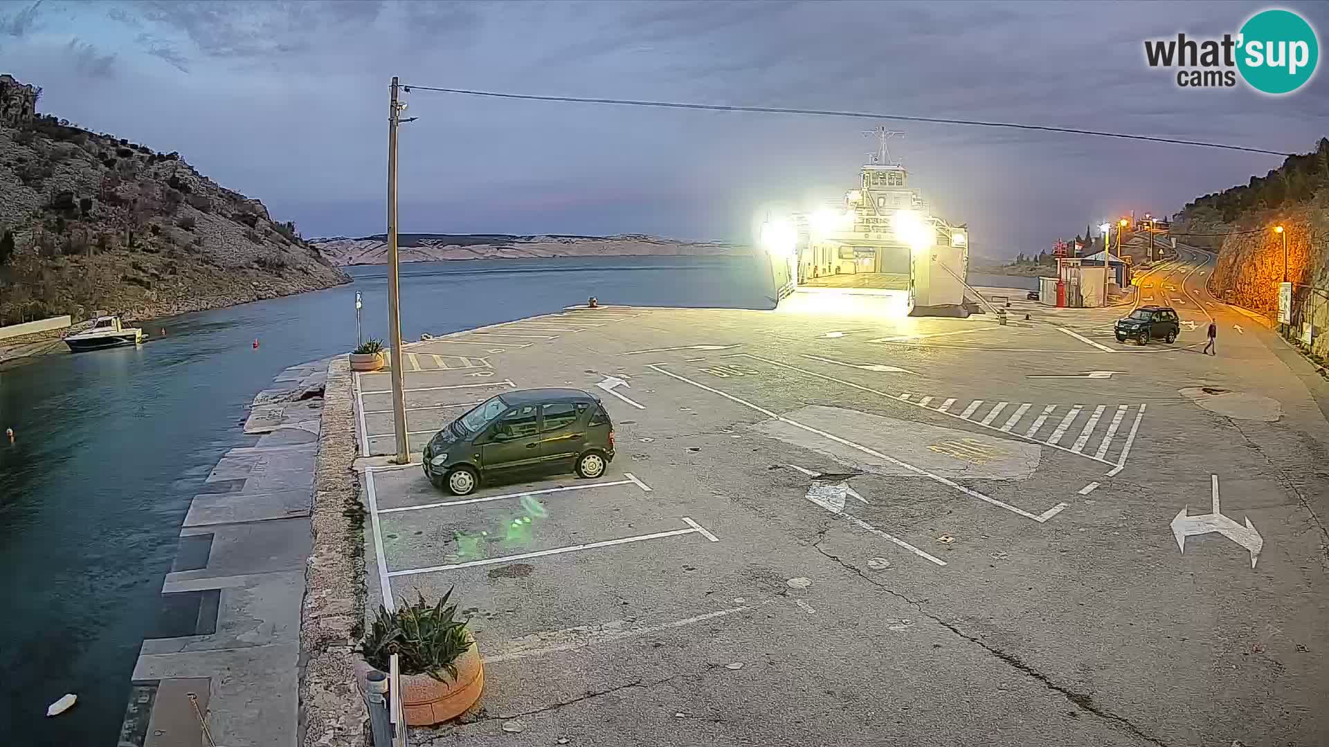 Spletna kamera trajektno pristanišče Prizna – proti otoku Pag