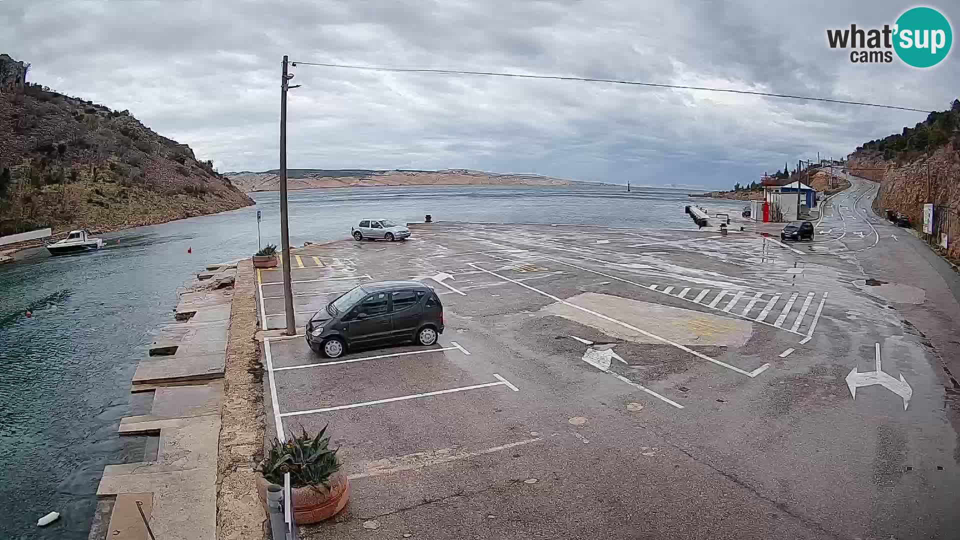 Spletna kamera trajektno pristanišče Prizna – proti otoku Pag