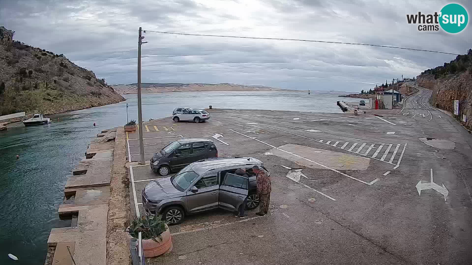 Spletna kamera trajektno pristanišče Prizna – proti otoku Pag