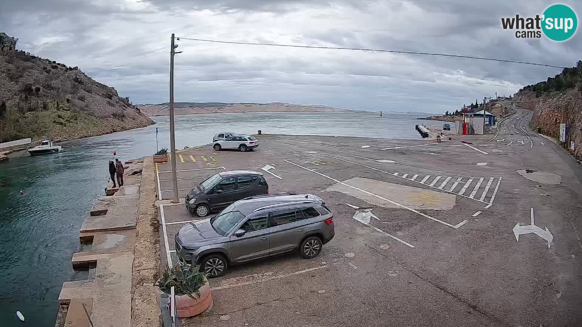 Spletna kamera trajektno pristanišče Prizna – proti otoku Pag