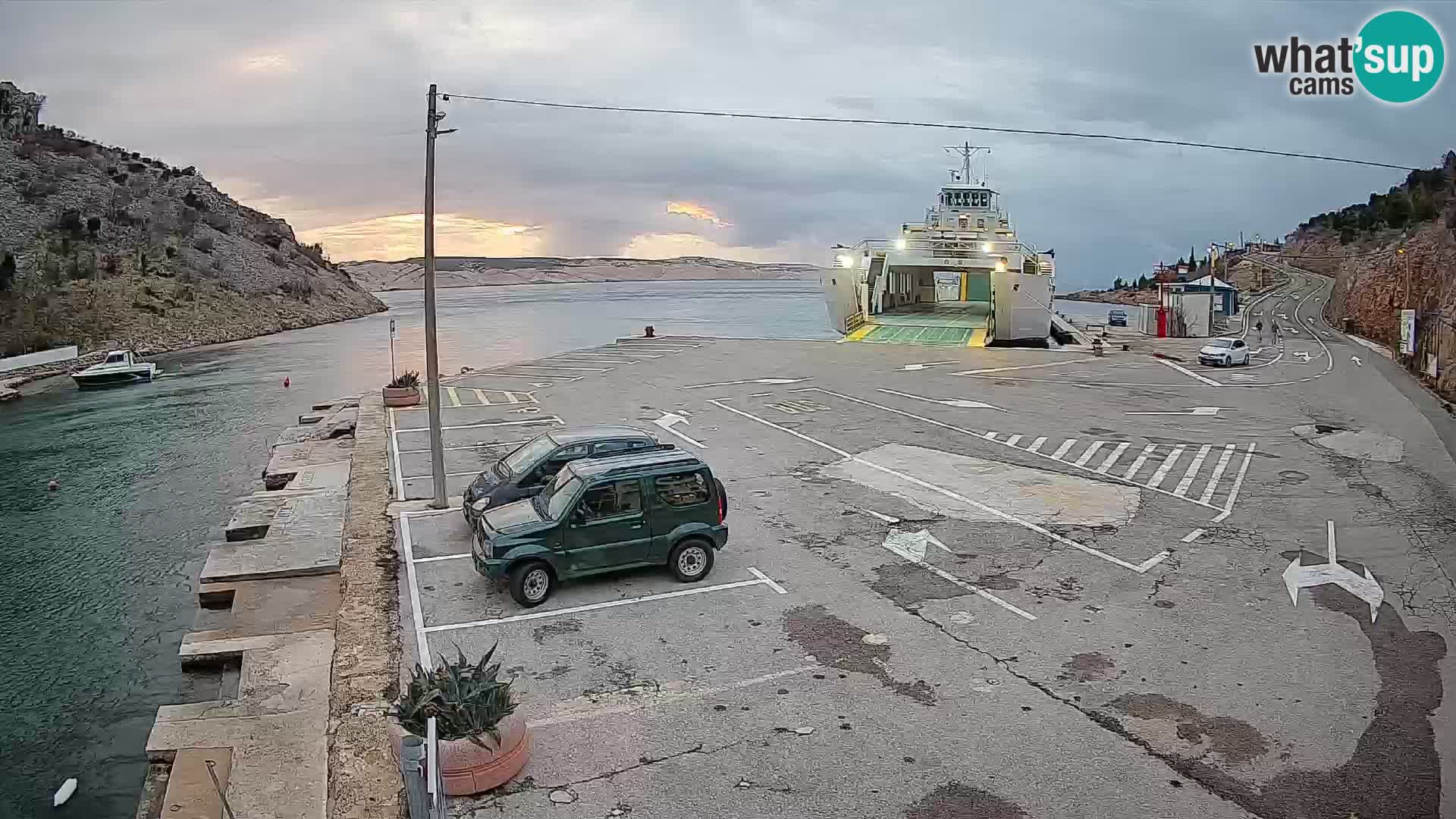 Webcam del puerto de ferris de Prizna – hacia la isla de Pag