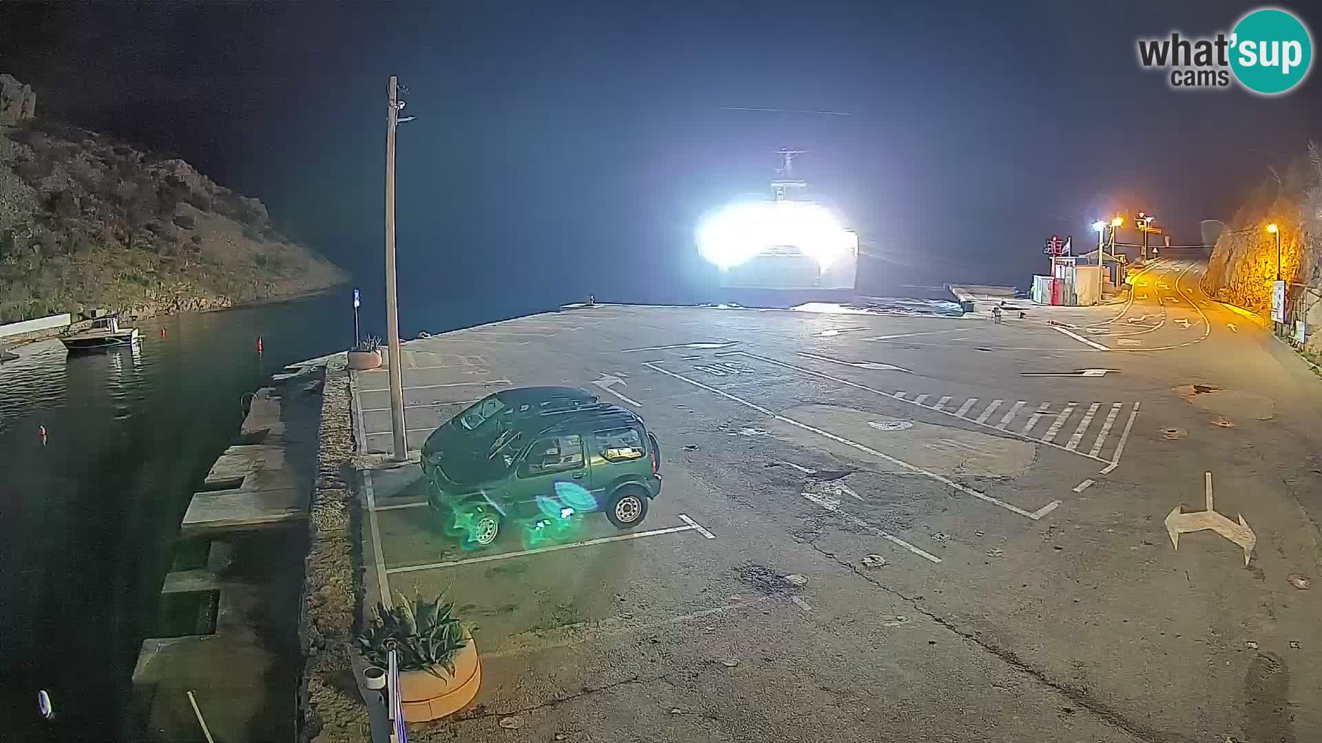 Spletna kamera trajektno pristanišče Prizna – proti otoku Pag