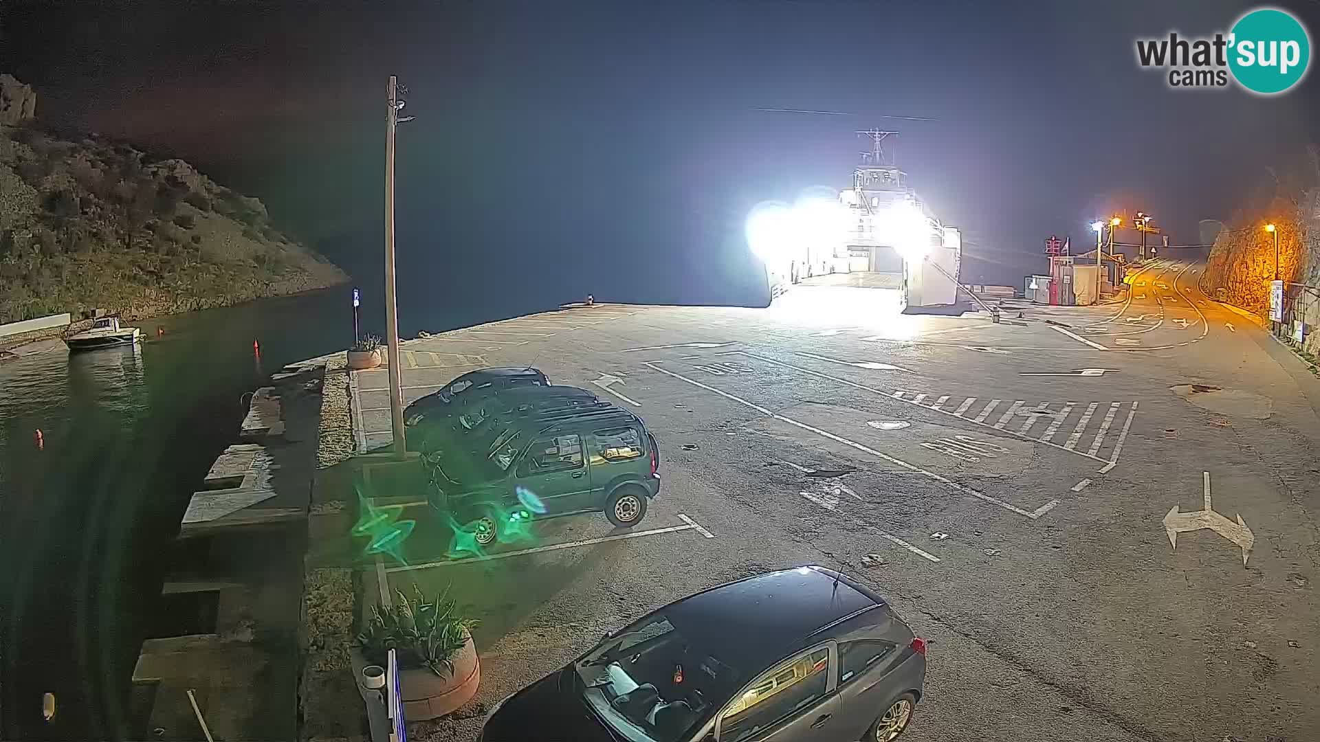 Spletna kamera trajektno pristanišče Prizna – proti otoku Pag