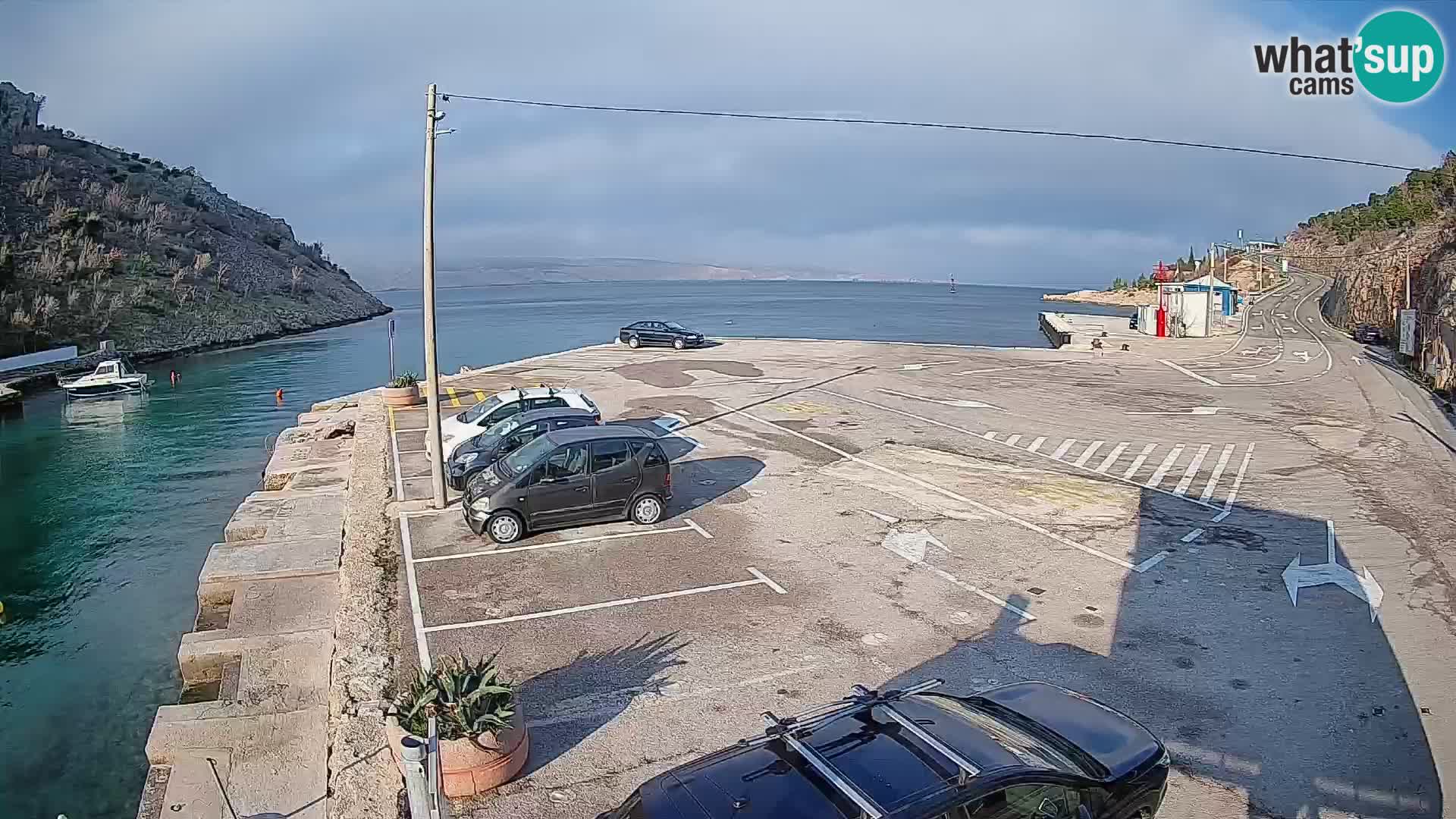 Spletna kamera trajektno pristanišče Prizna – proti otoku Pag