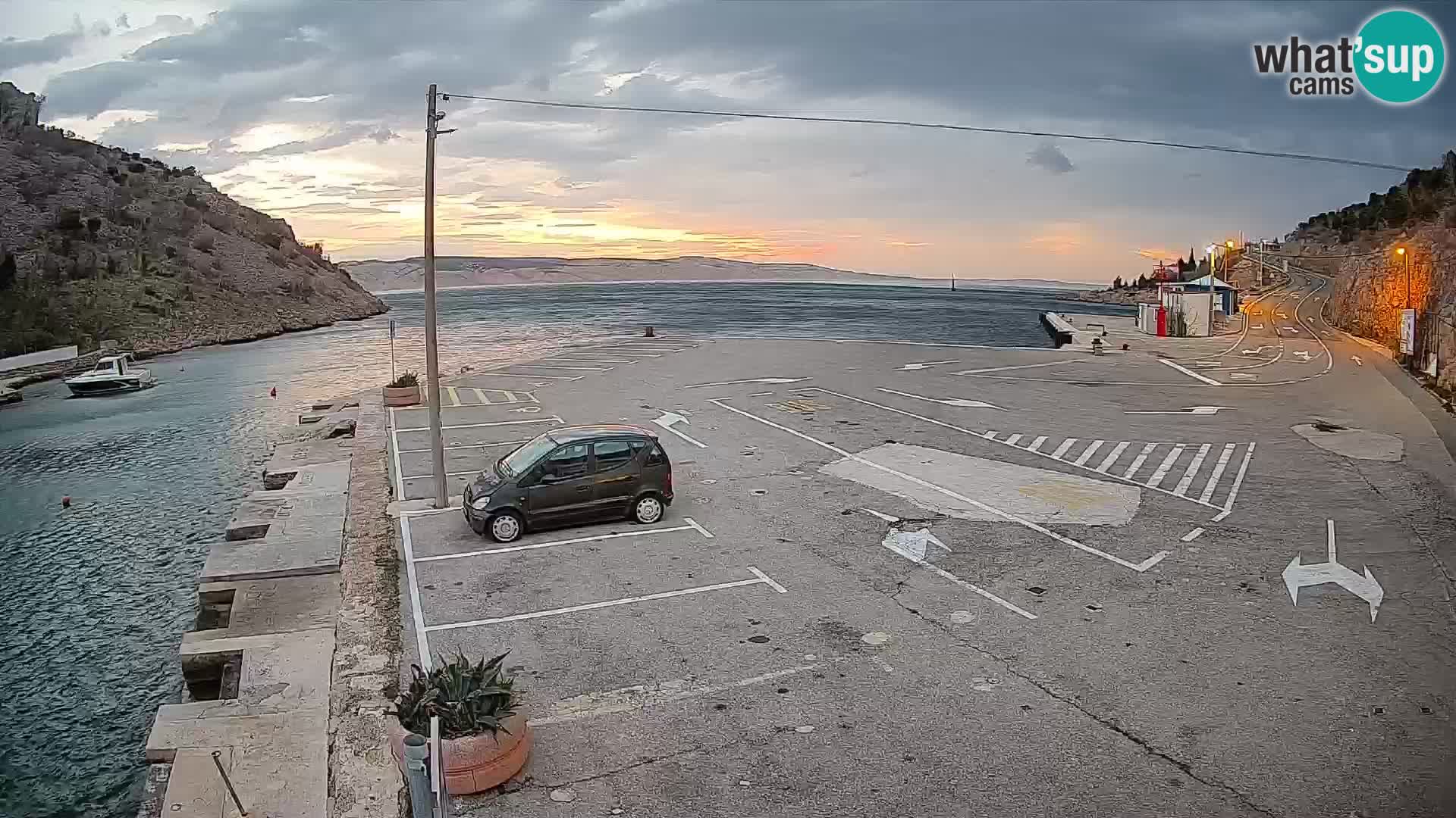 Spletna kamera trajektno pristanišče Prizna – proti otoku Pag