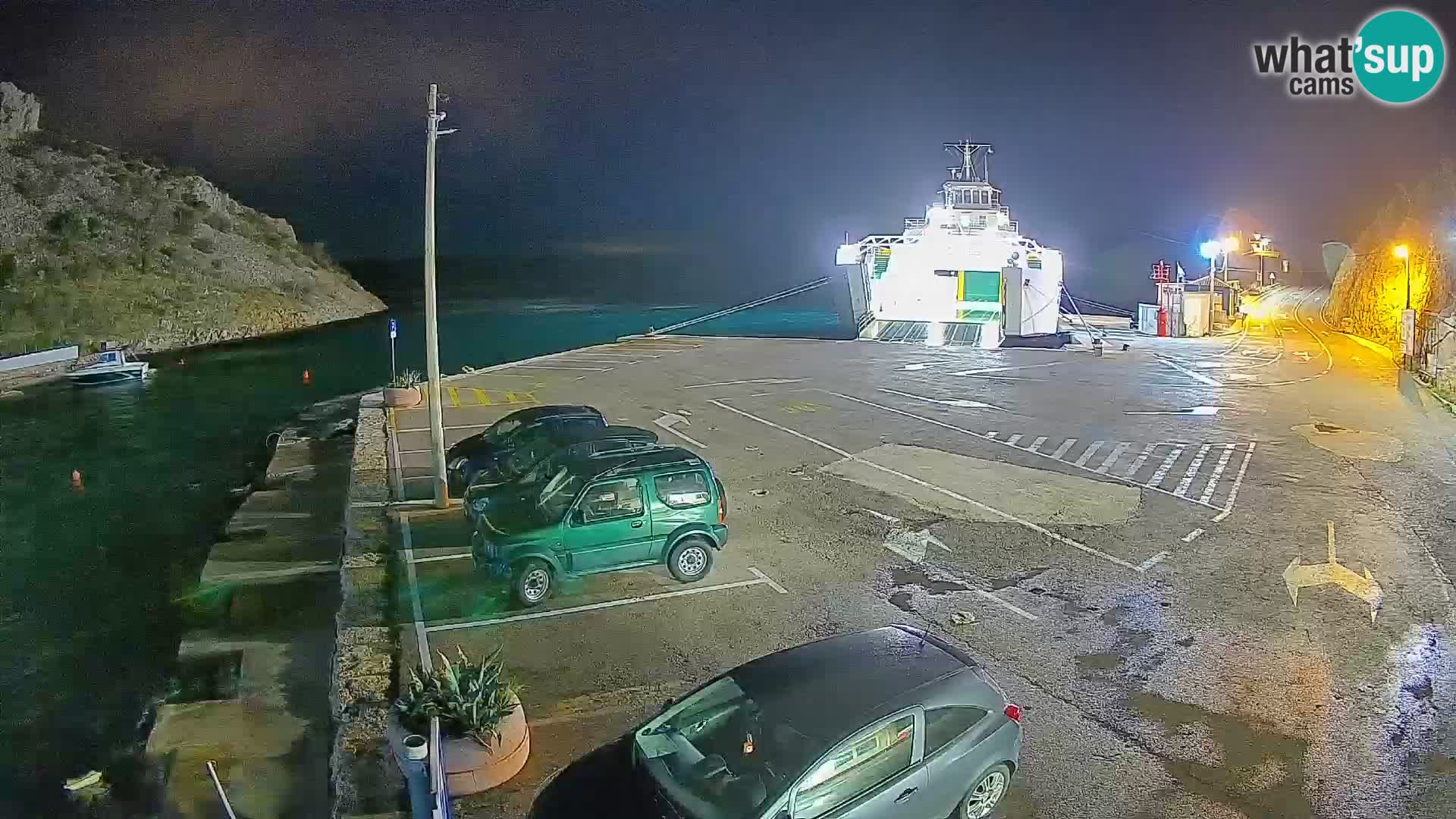 Spletna kamera trajektno pristanišče Prizna – proti otoku Pag