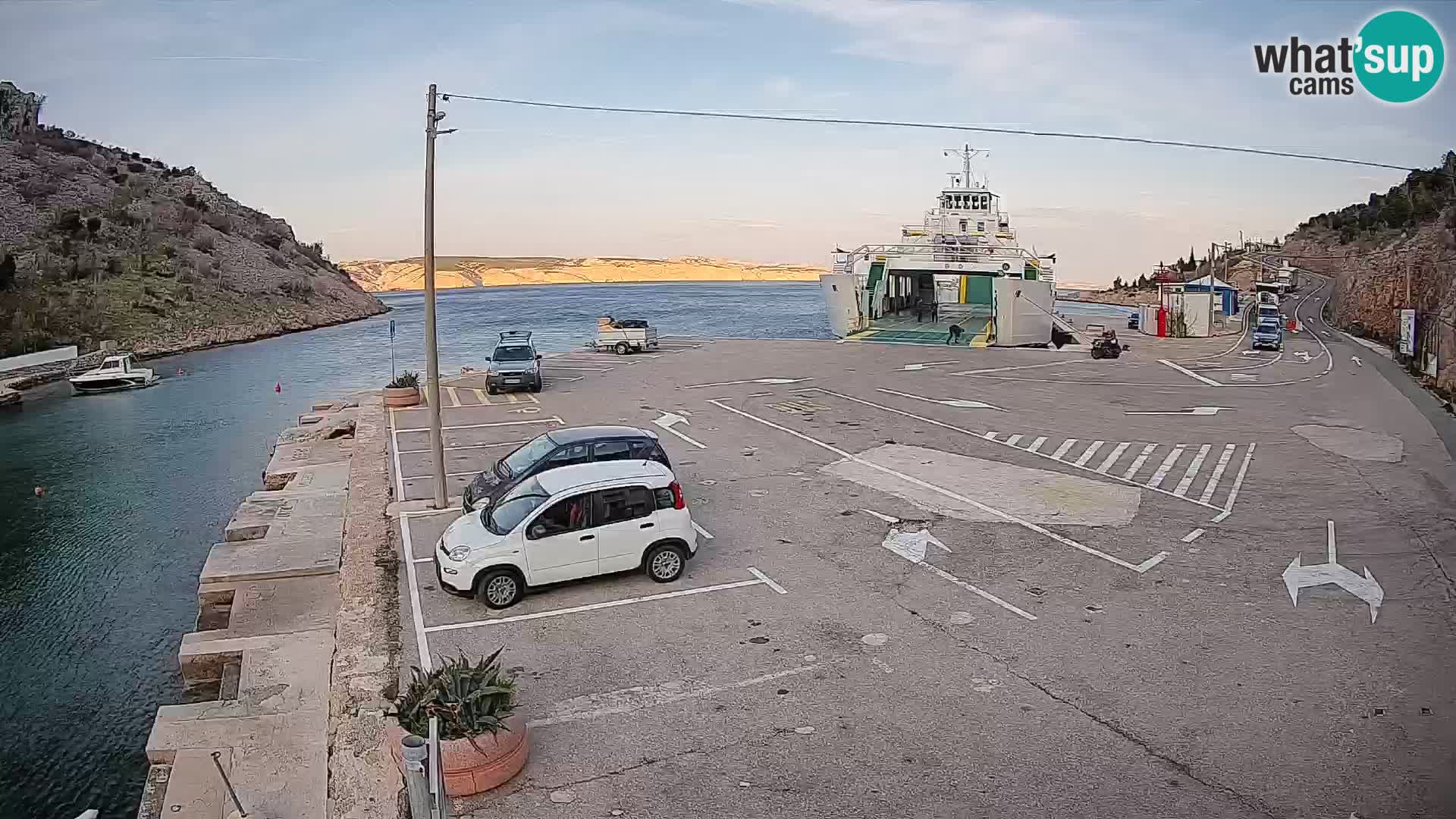 Webcam del puerto de ferris de Prizna – hacia la isla de Pag