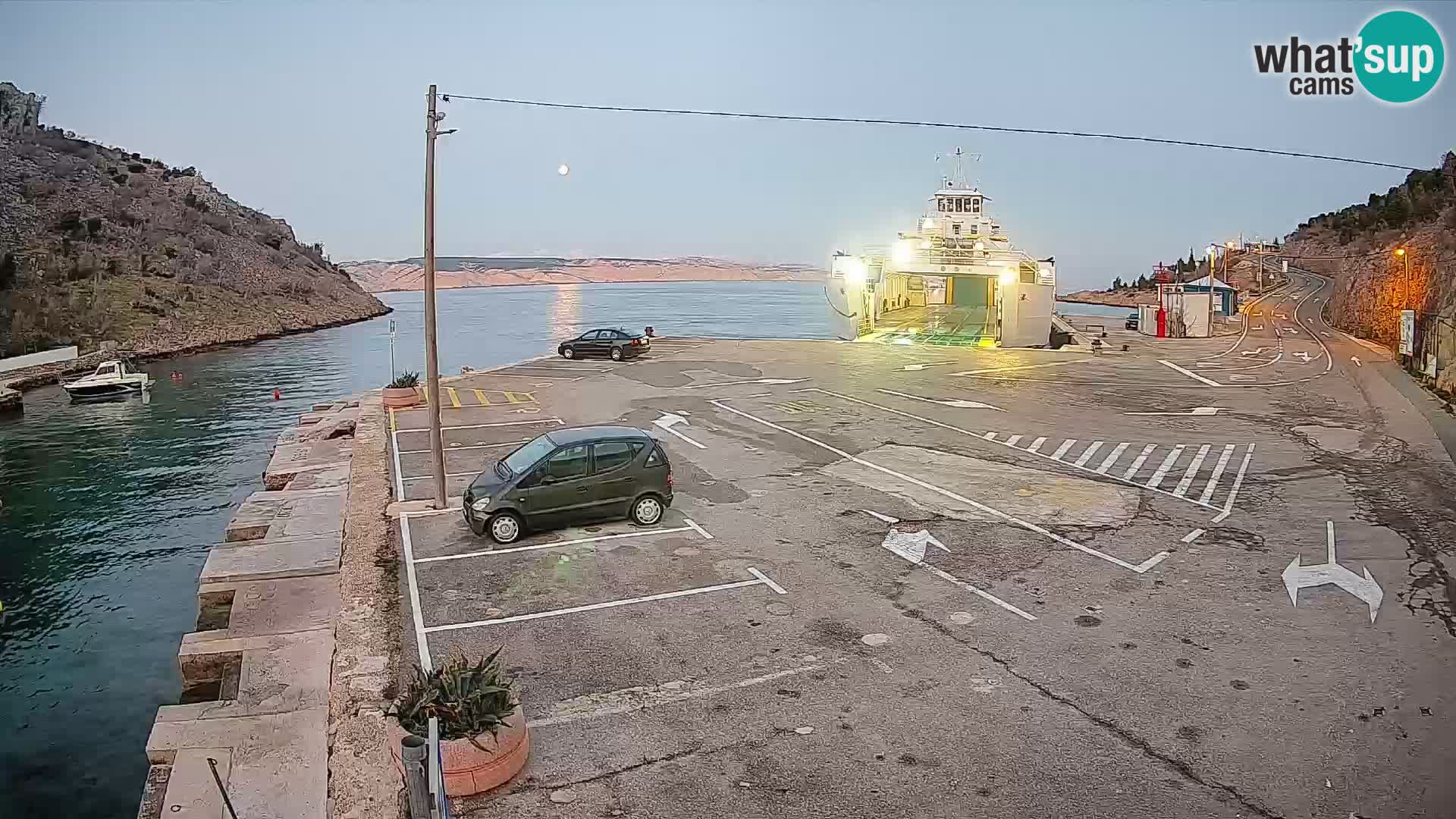 Webcam del puerto de ferris de Prizna – hacia la isla de Pag