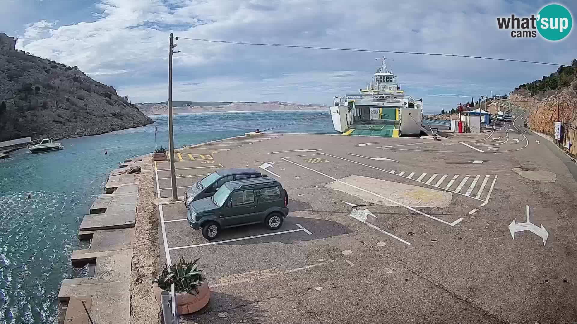 Spletna kamera trajektno pristanišče Prizna – proti otoku Pag