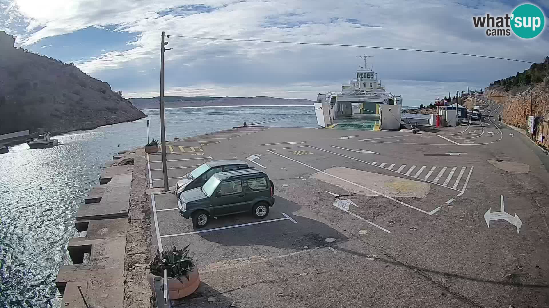 Spletna kamera trajektno pristanišče Prizna – proti otoku Pag