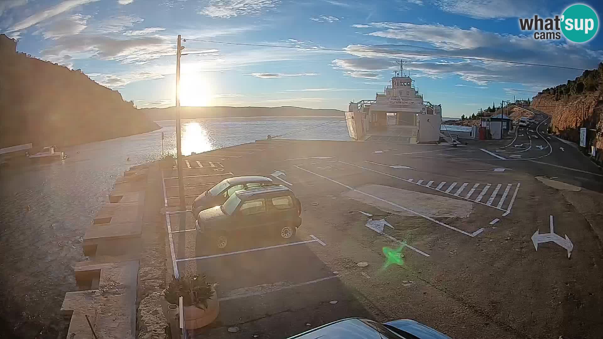 Spletna kamera trajektno pristanišče Prizna – proti otoku Pag