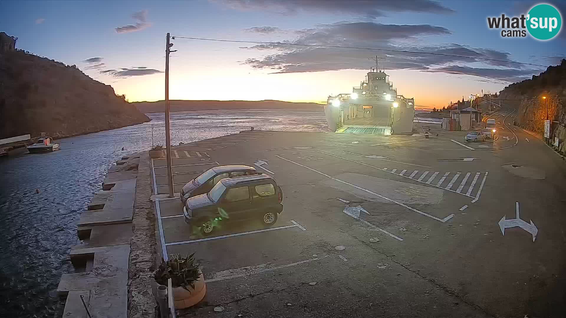 Spletna kamera trajektno pristanišče Prizna – proti otoku Pag