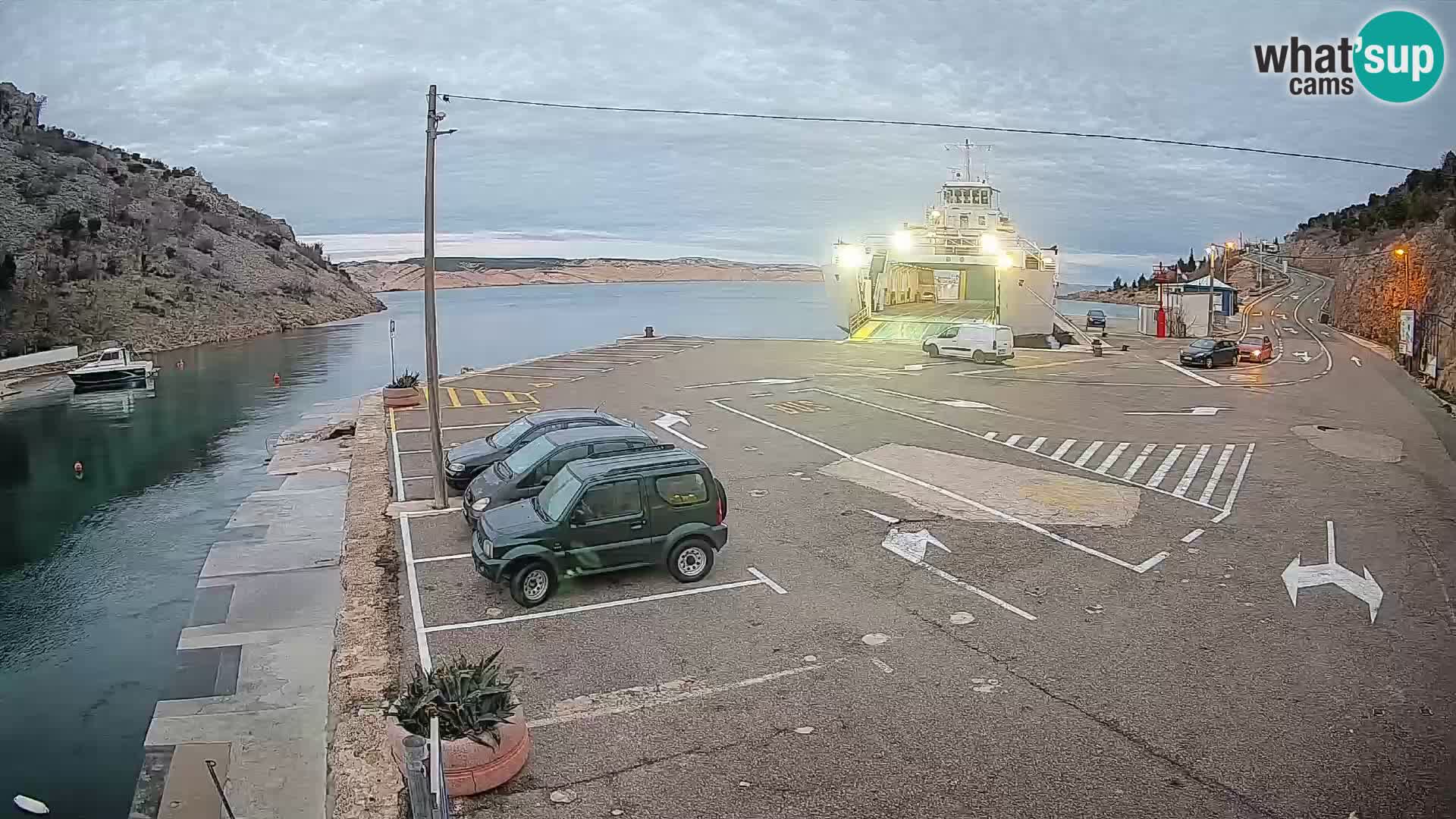 Webcam del puerto de ferris de Prizna – hacia la isla de Pag
