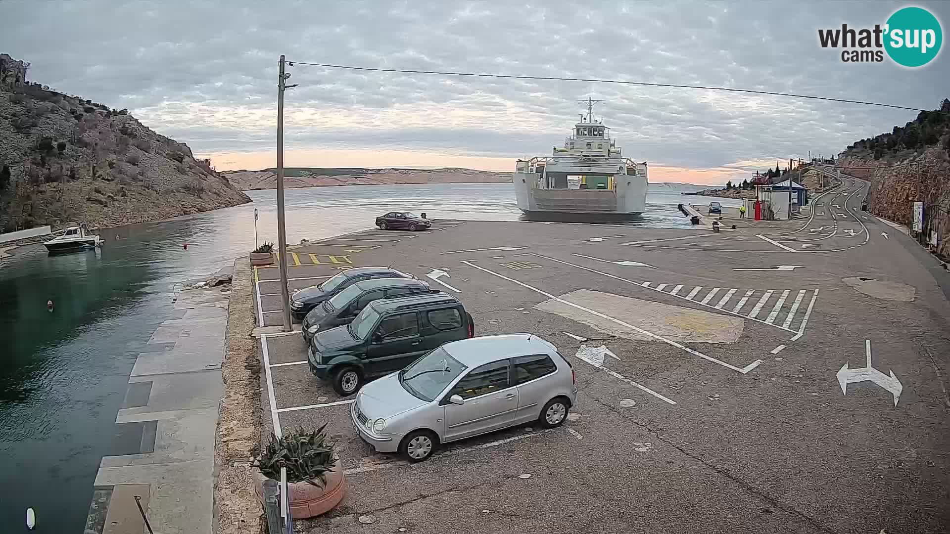 Webcam del puerto de ferris de Prizna – hacia la isla de Pag