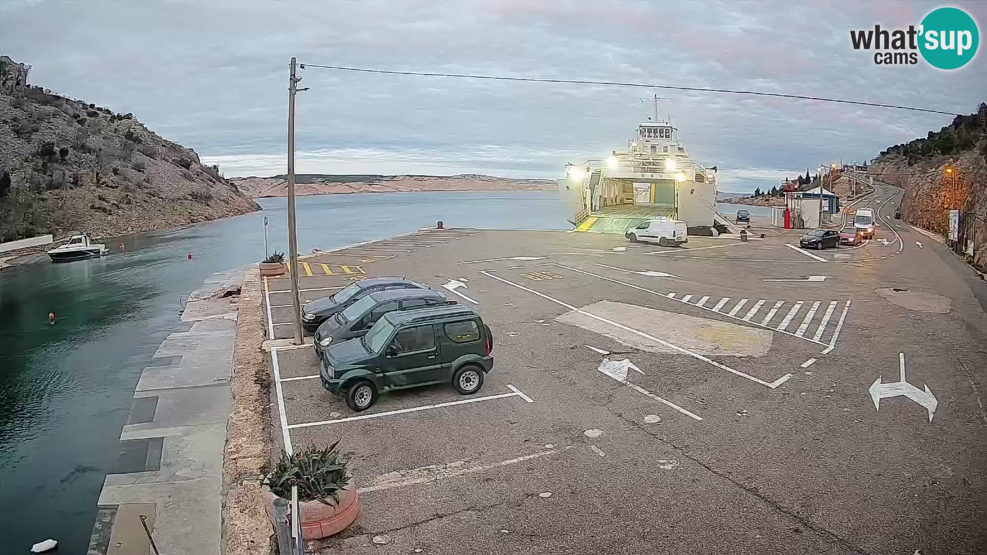 Spletna kamera trajektno pristanišče Prizna – proti otoku Pag