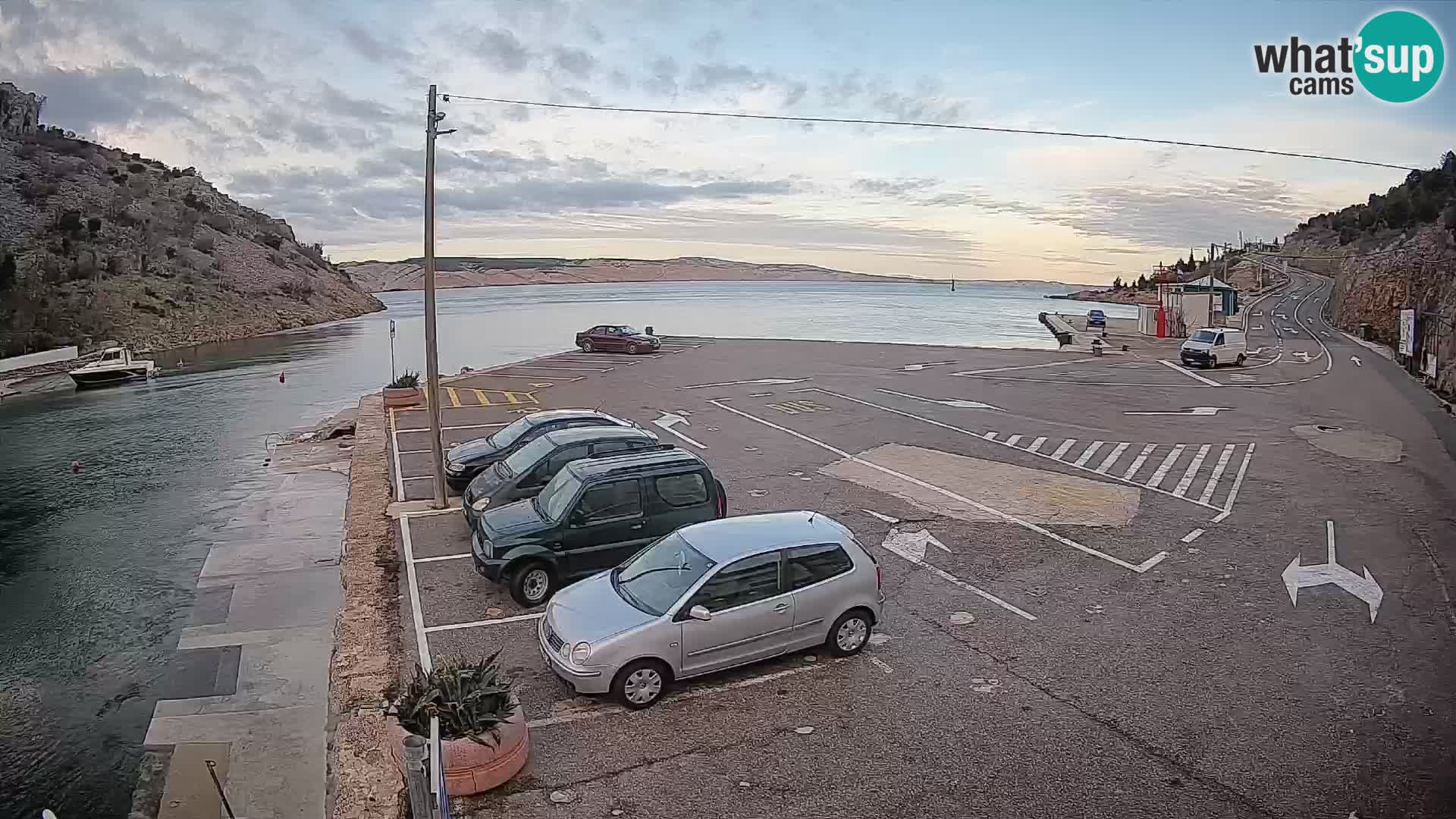 Spletna kamera trajektno pristanišče Prizna – proti otoku Pag