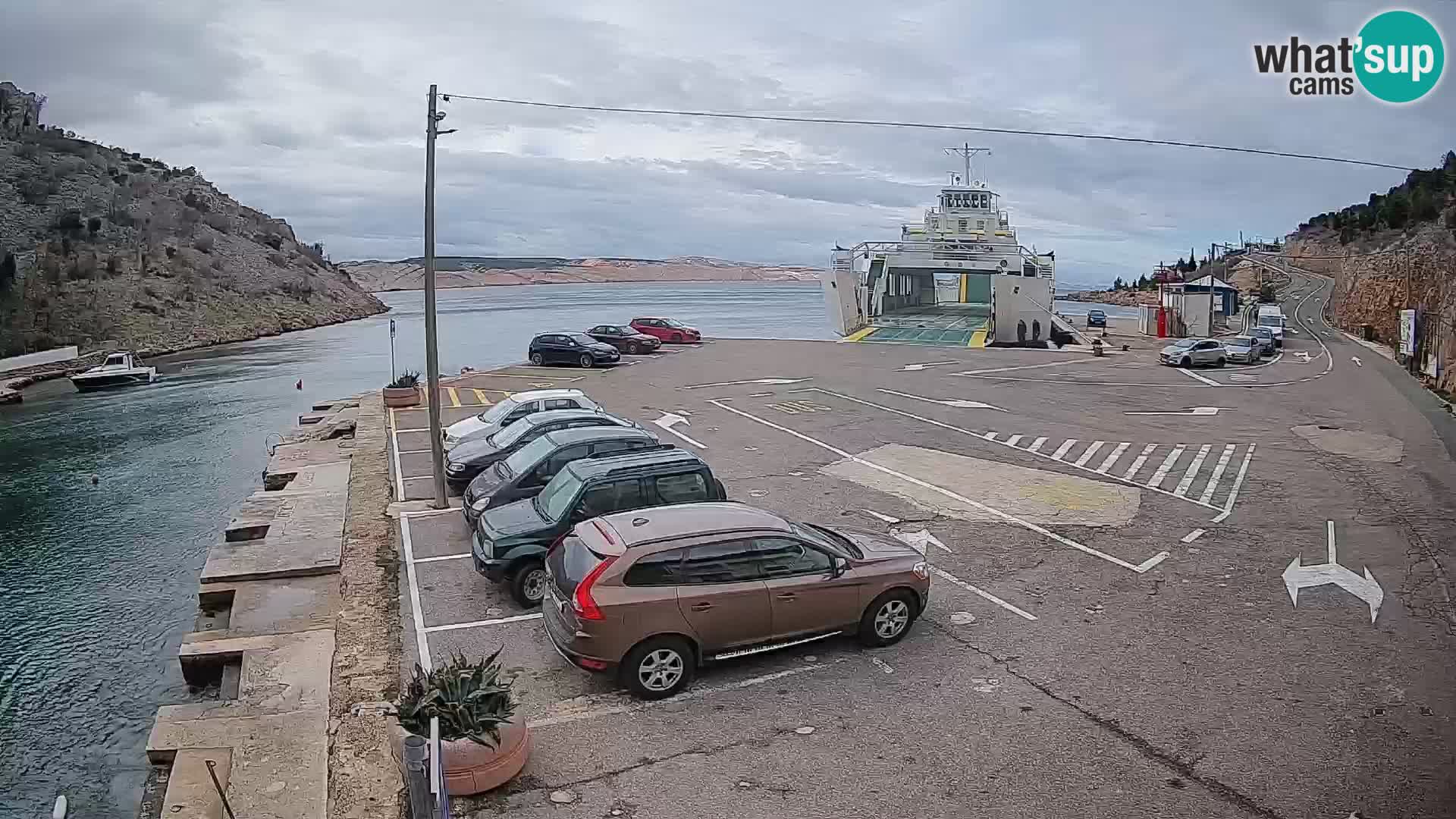 Spletna kamera trajektno pristanišče Prizna – proti otoku Pag