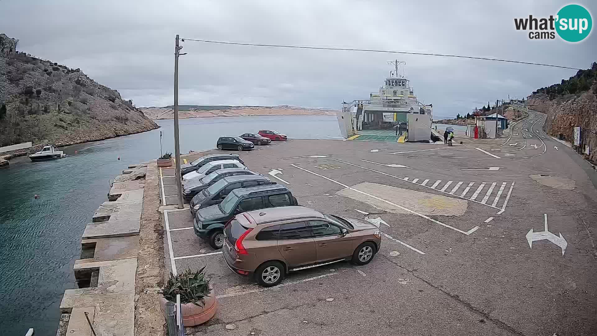 Spletna kamera trajektno pristanišče Prizna – proti otoku Pag