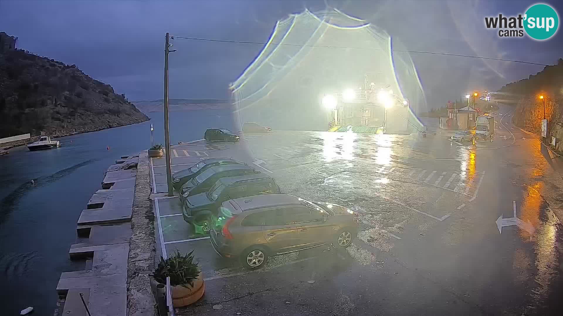 Spletna kamera trajektno pristanišče Prizna – proti otoku Pag