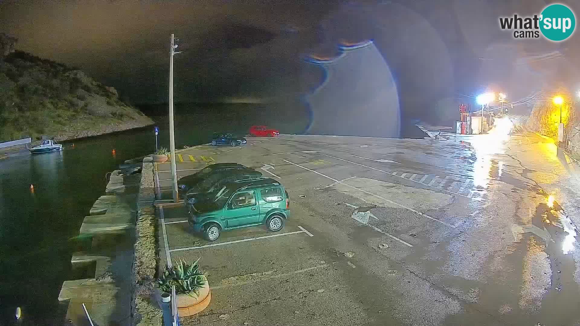 Spletna kamera trajektno pristanišče Prizna – proti otoku Pag