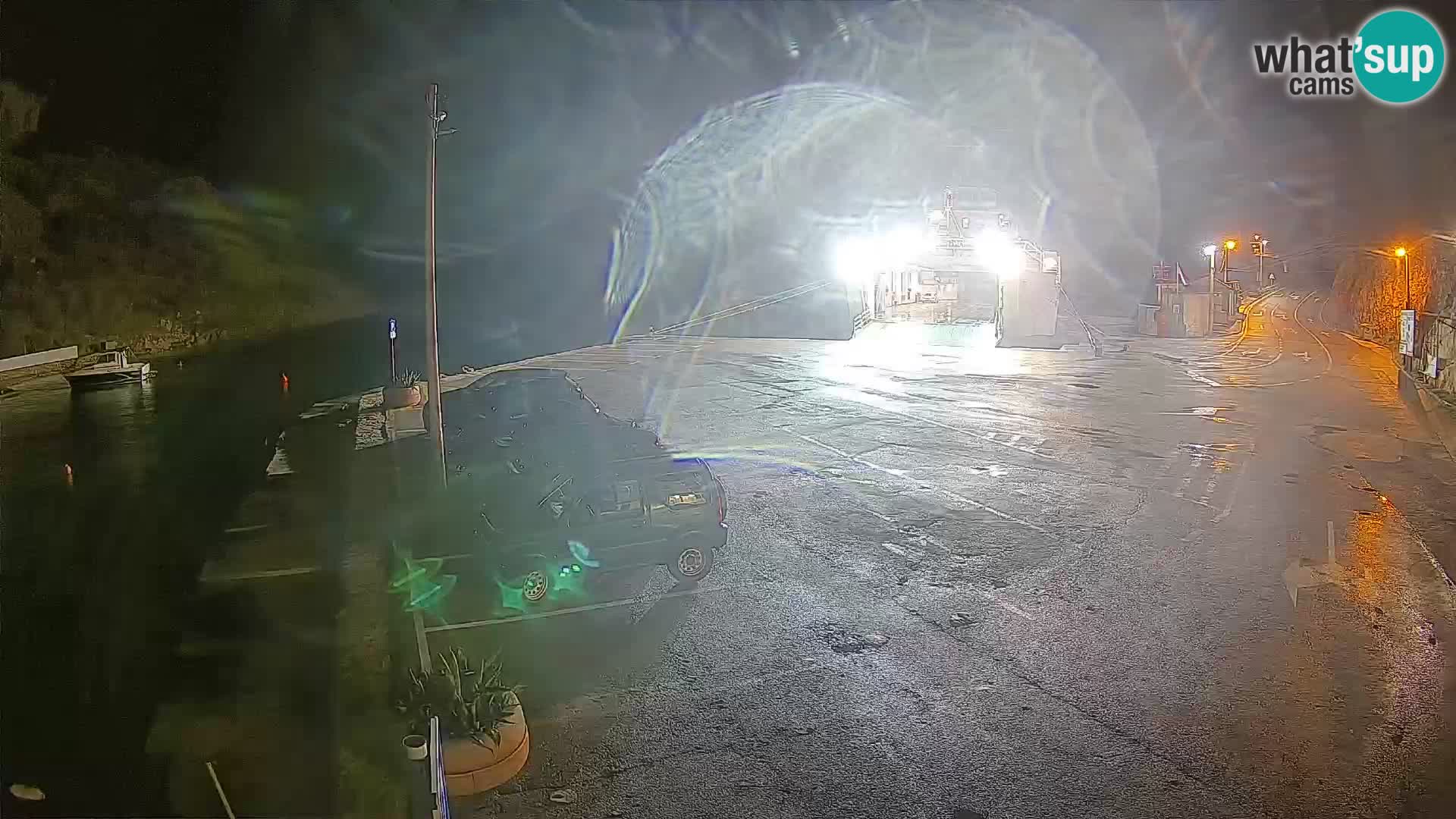 Spletna kamera trajektno pristanišče Prizna – proti otoku Pag