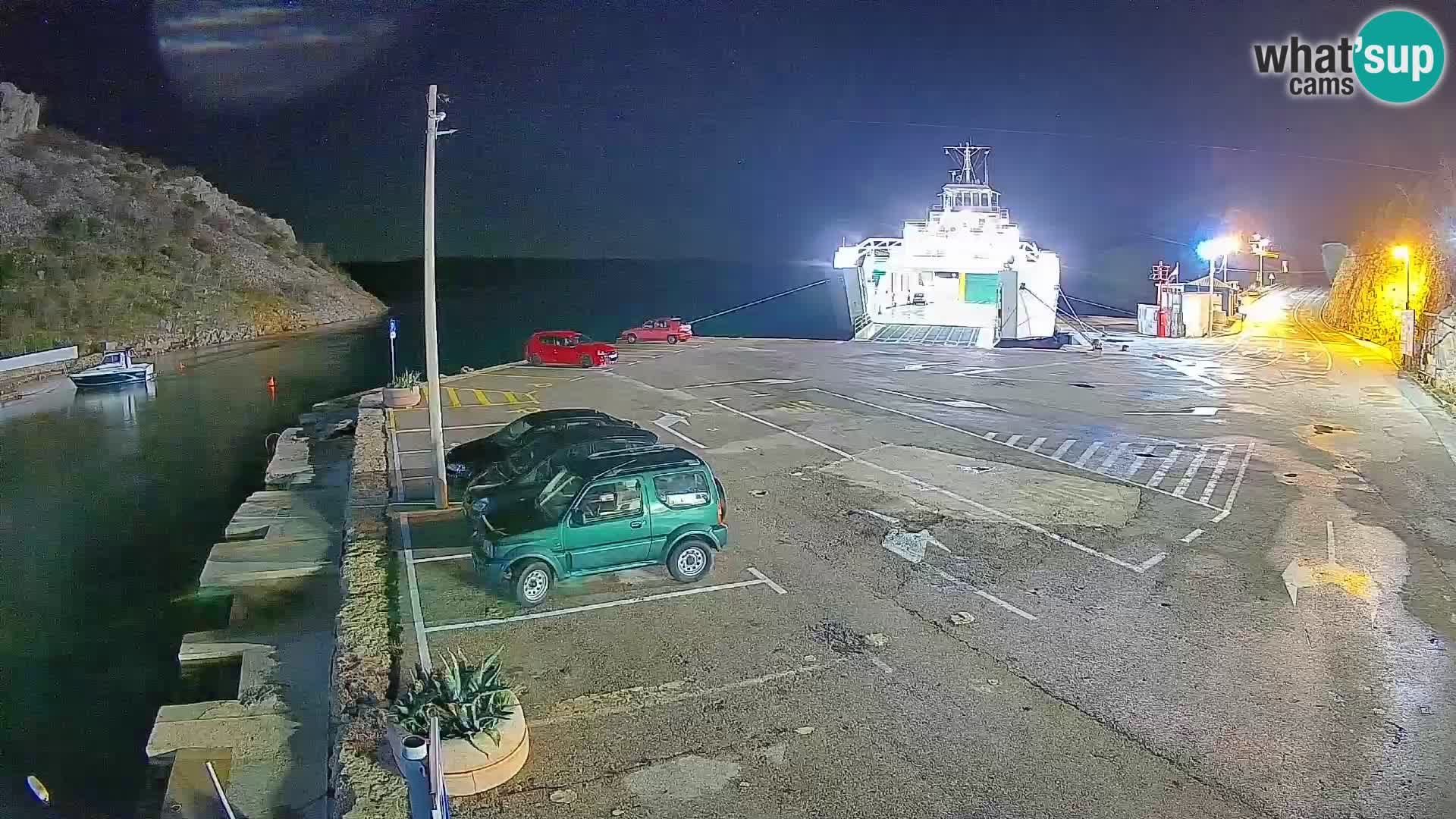 Spletna kamera trajektno pristanišče Prizna – proti otoku Pag