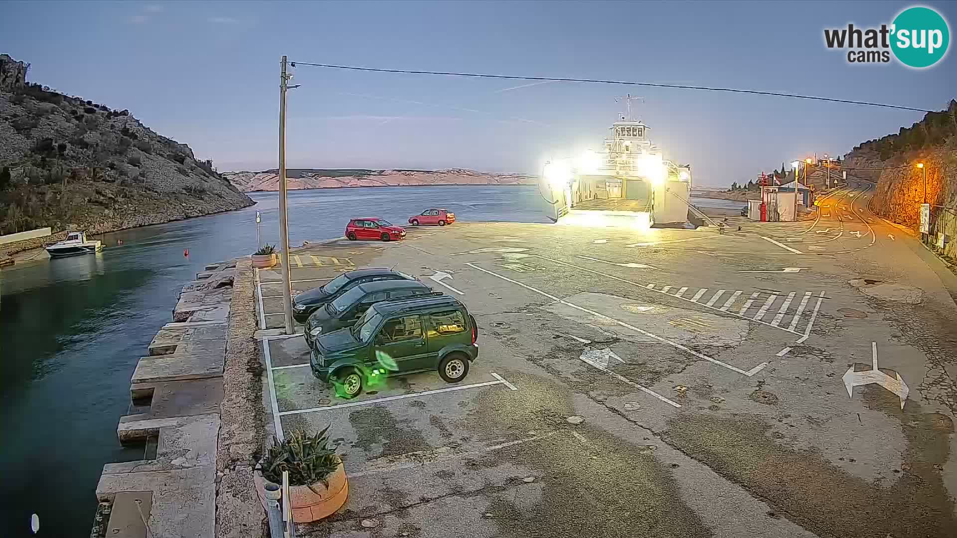 Spletna kamera trajektno pristanišče Prizna – proti otoku Pag