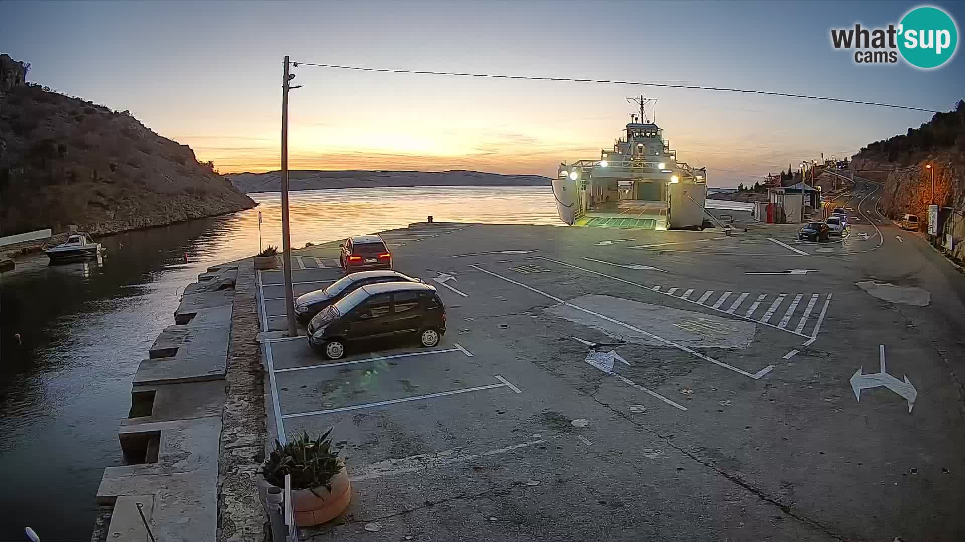 Spletna kamera trajektno pristanišče Prizna – proti otoku Pag