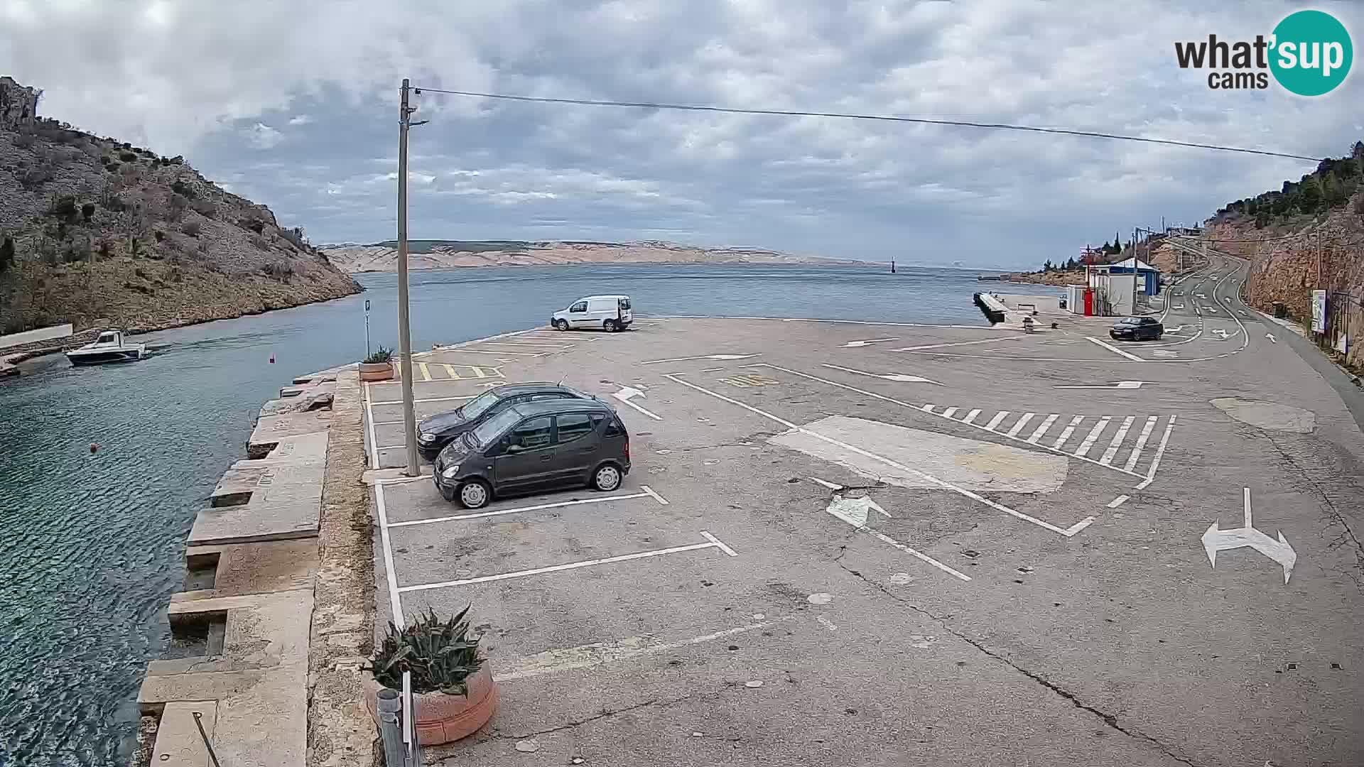 Spletna kamera trajektno pristanišče Prizna – proti otoku Pag