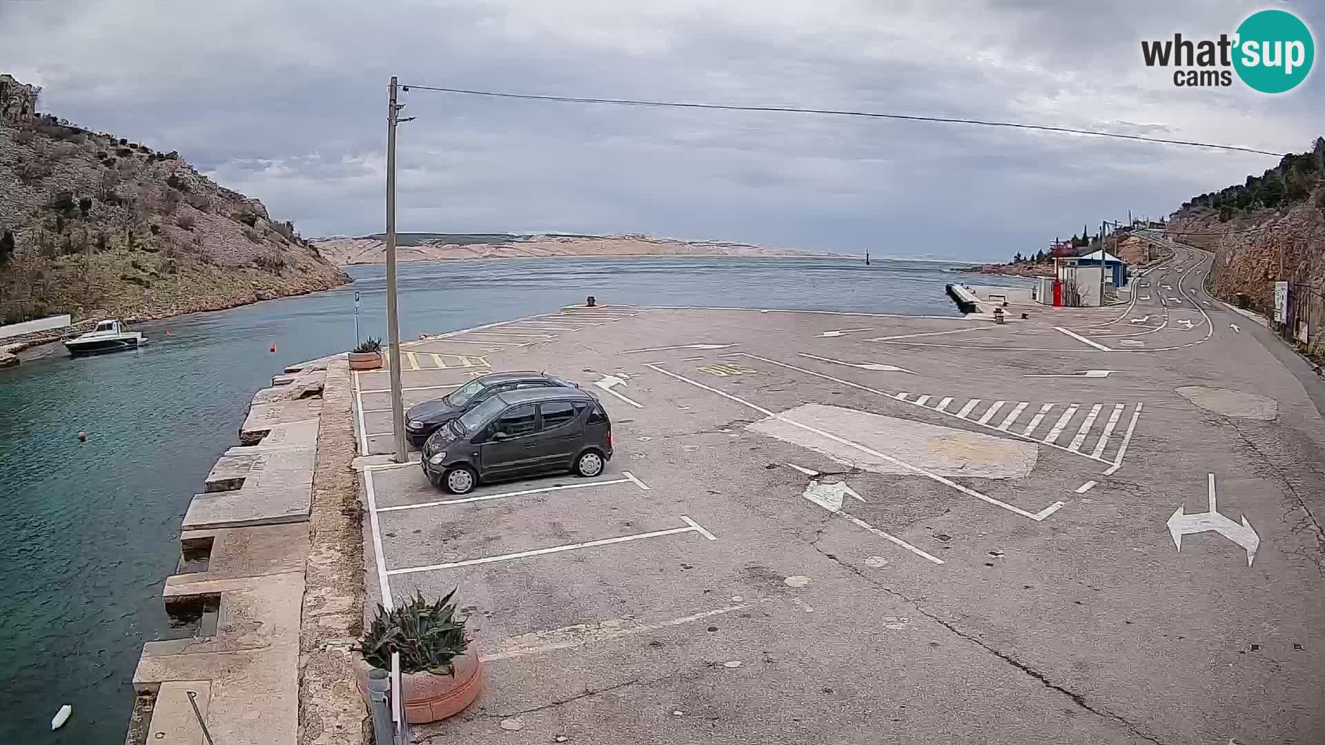 Spletna kamera trajektno pristanišče Prizna – proti otoku Pag