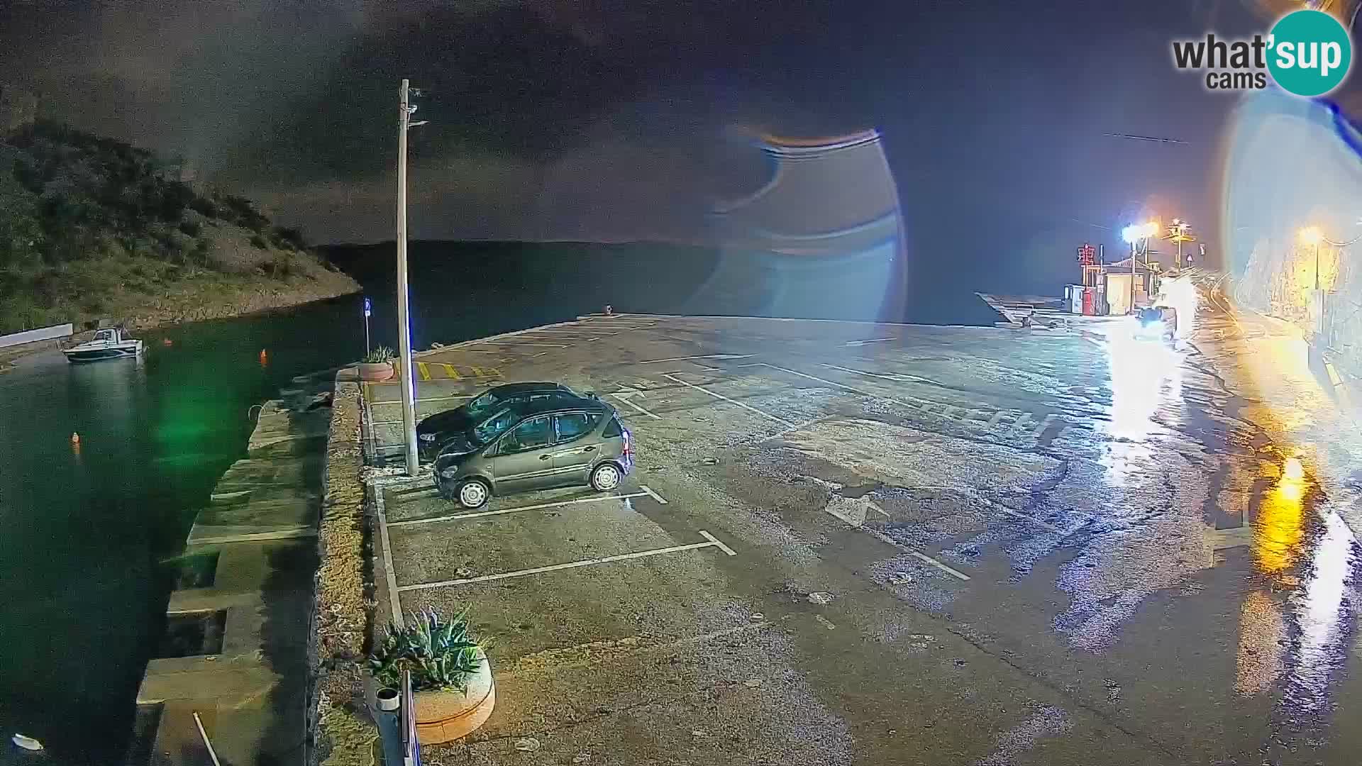 Spletna kamera trajektno pristanišče Prizna – proti otoku Pag