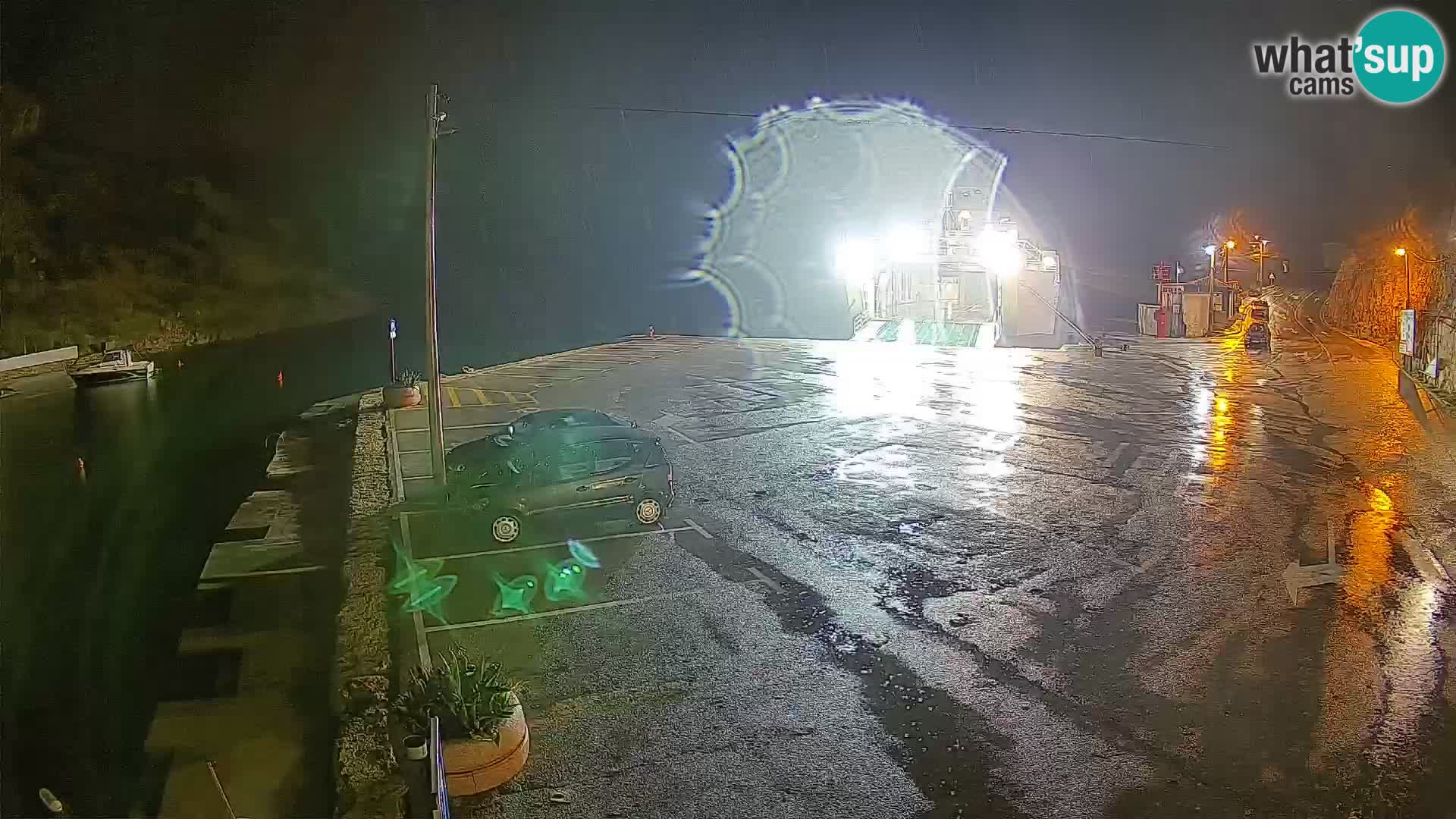 Spletna kamera trajektno pristanišče Prizna – proti otoku Pag