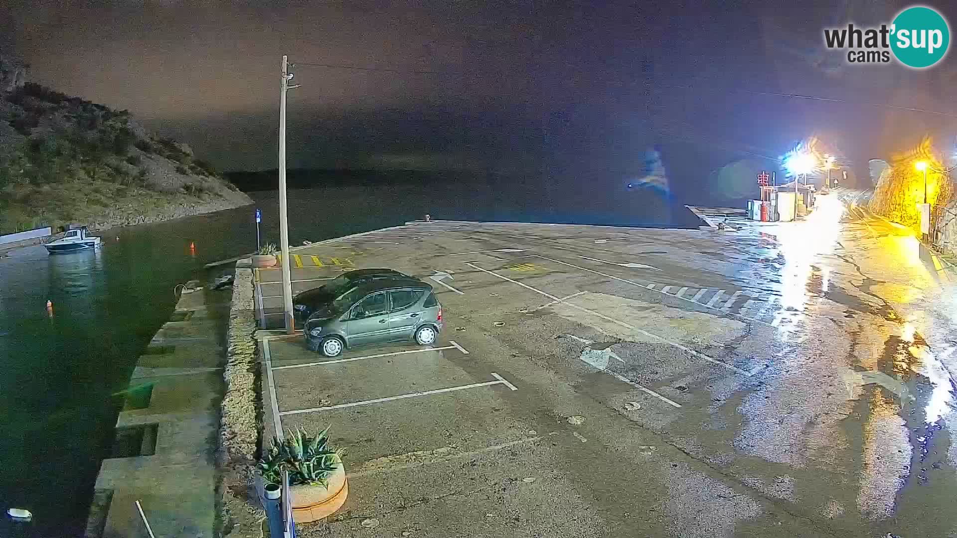 Spletna kamera trajektno pristanišče Prizna – proti otoku Pag