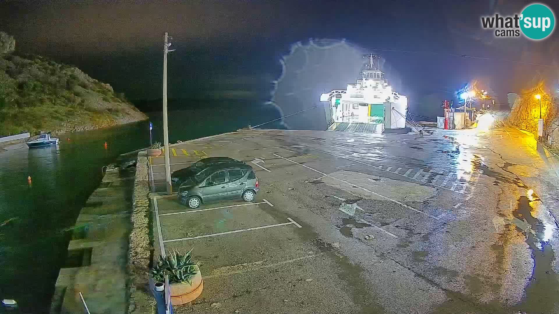 Spletna kamera trajektno pristanišče Prizna – proti otoku Pag