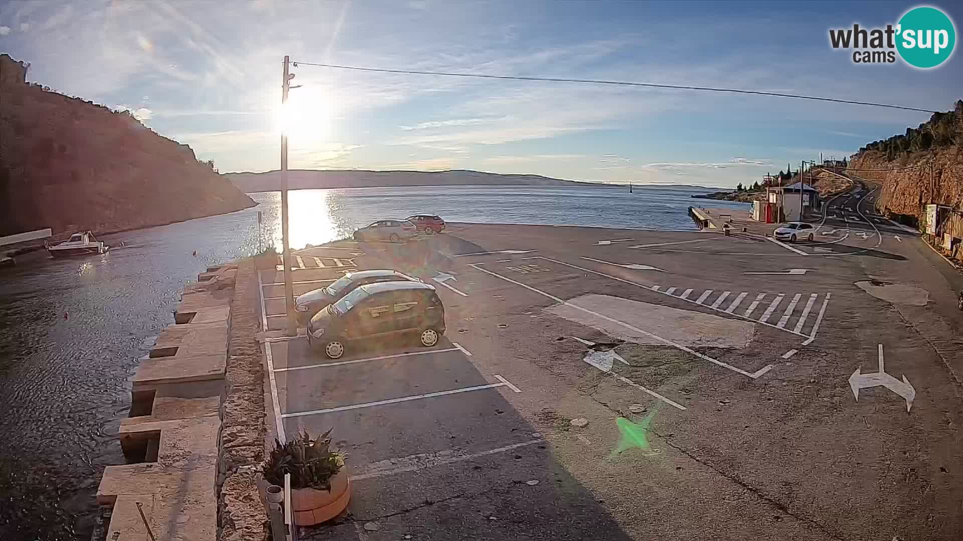 Spletna kamera trajektno pristanišče Prizna – proti otoku Pag