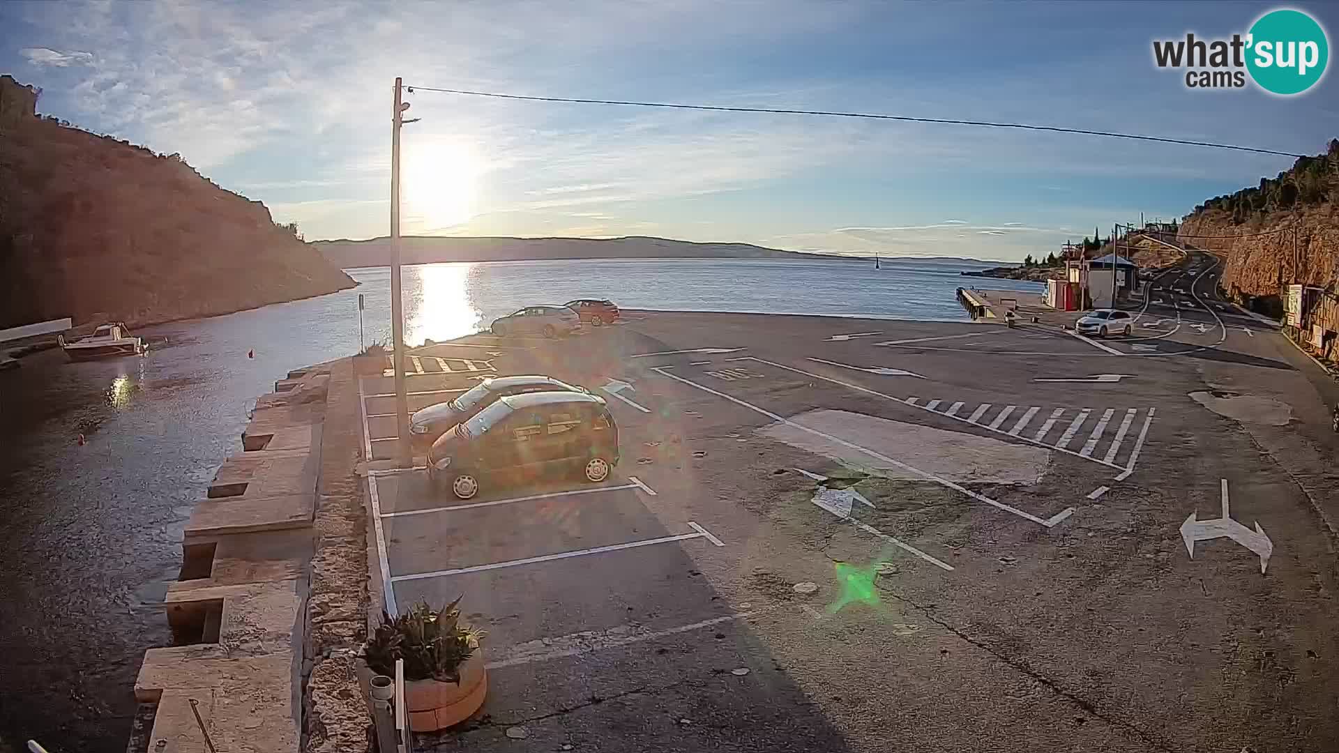 Spletna kamera trajektno pristanišče Prizna – proti otoku Pag