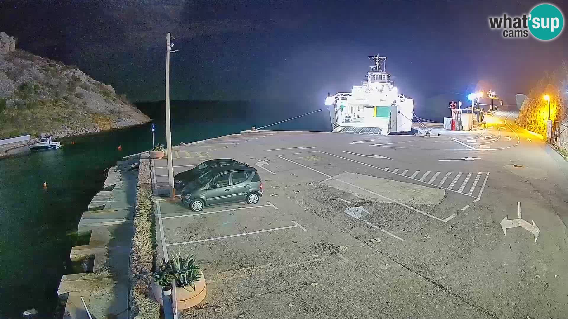 Spletna kamera trajektno pristanišče Prizna – proti otoku Pag