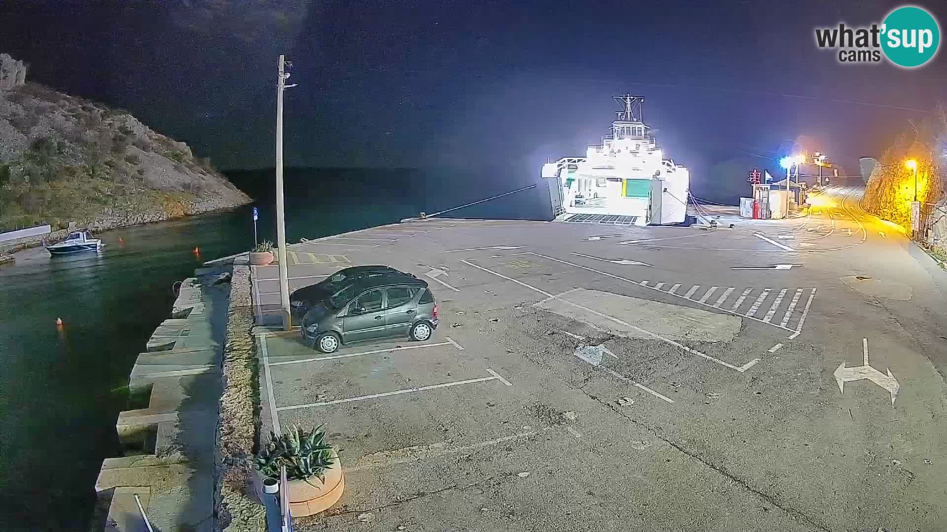 Spletna kamera trajektno pristanišče Prizna – proti otoku Pag