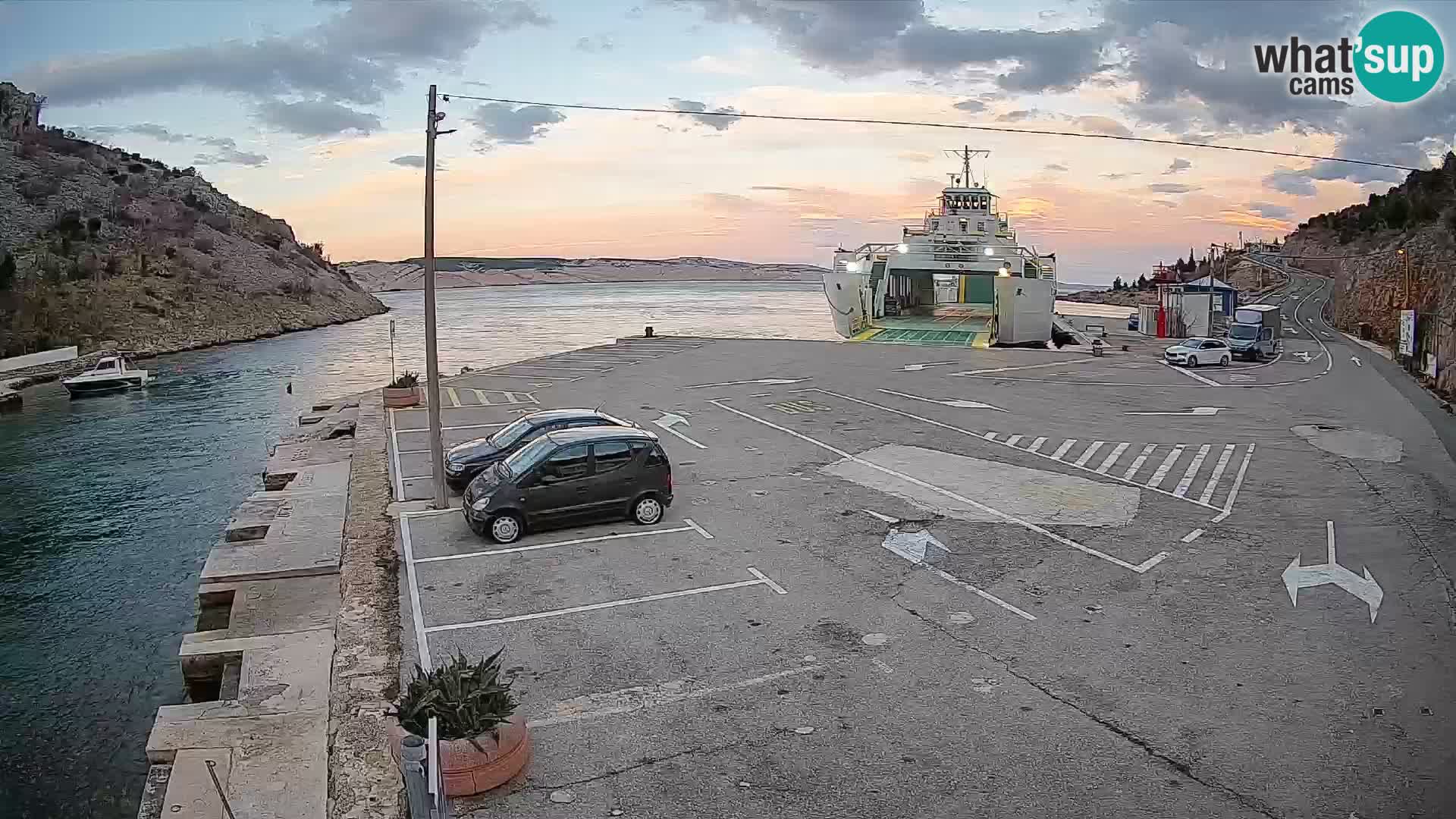 Spletna kamera trajektno pristanišče Prizna – proti otoku Pag