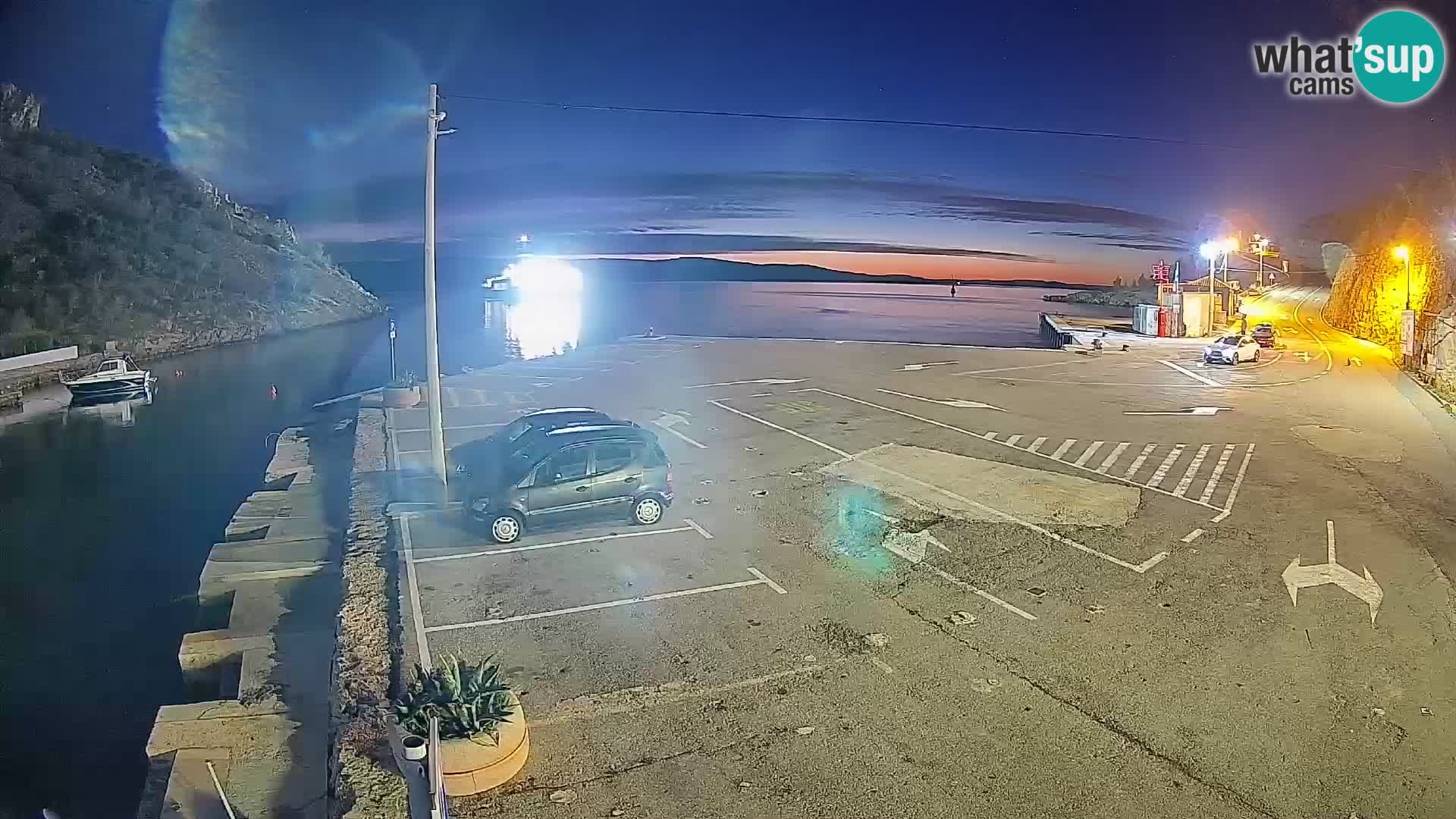 Spletna kamera trajektno pristanišče Prizna – proti otoku Pag