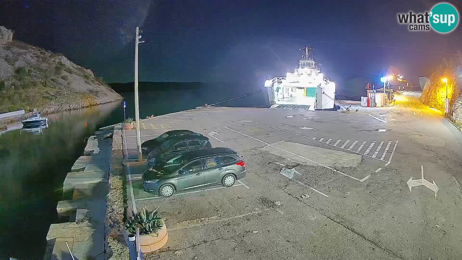 Spletna kamera trajektno pristanišče Prizna – proti otoku Pag