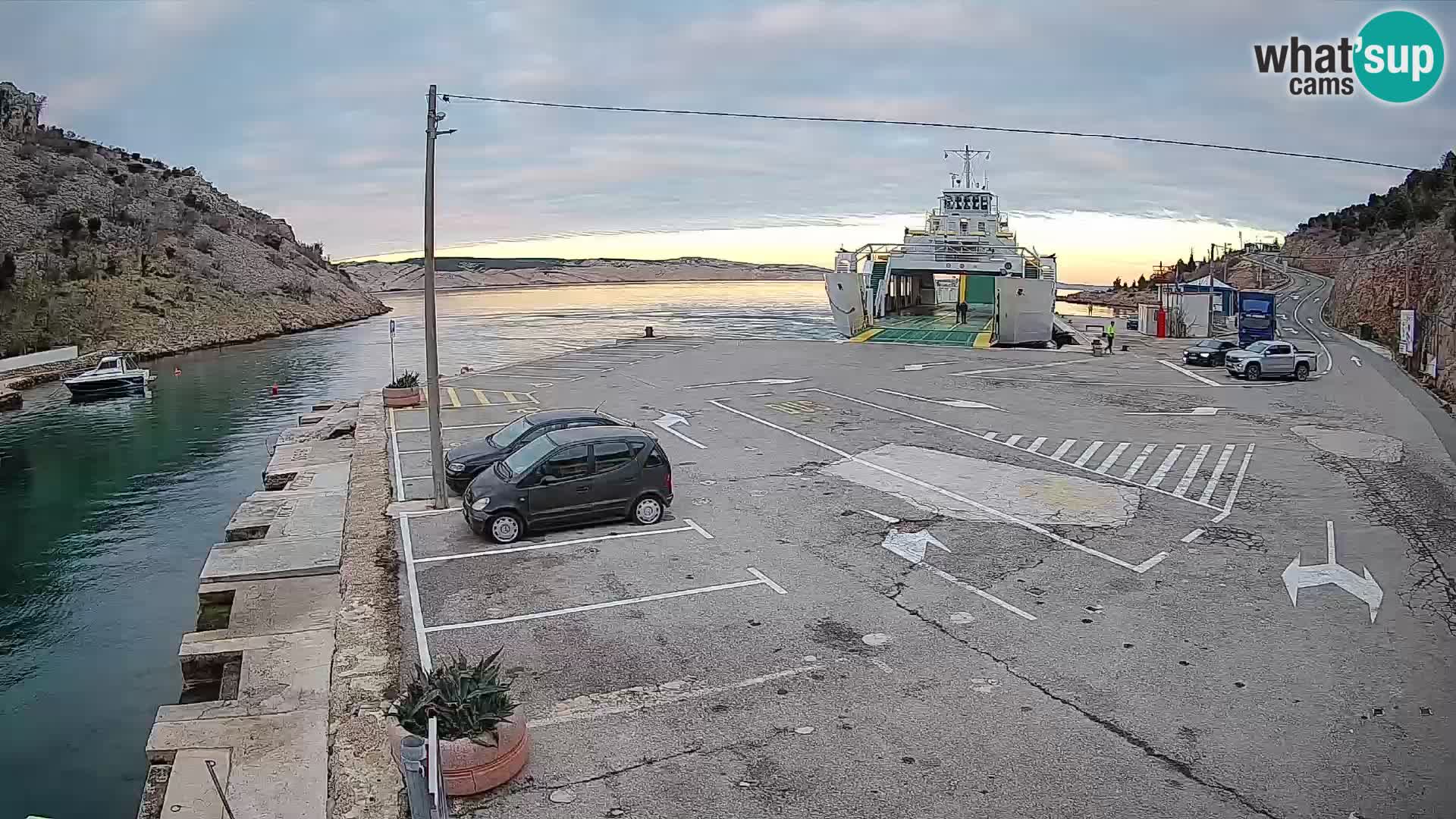 Web kamera trajektna luka Prizna – prema otoku Pag